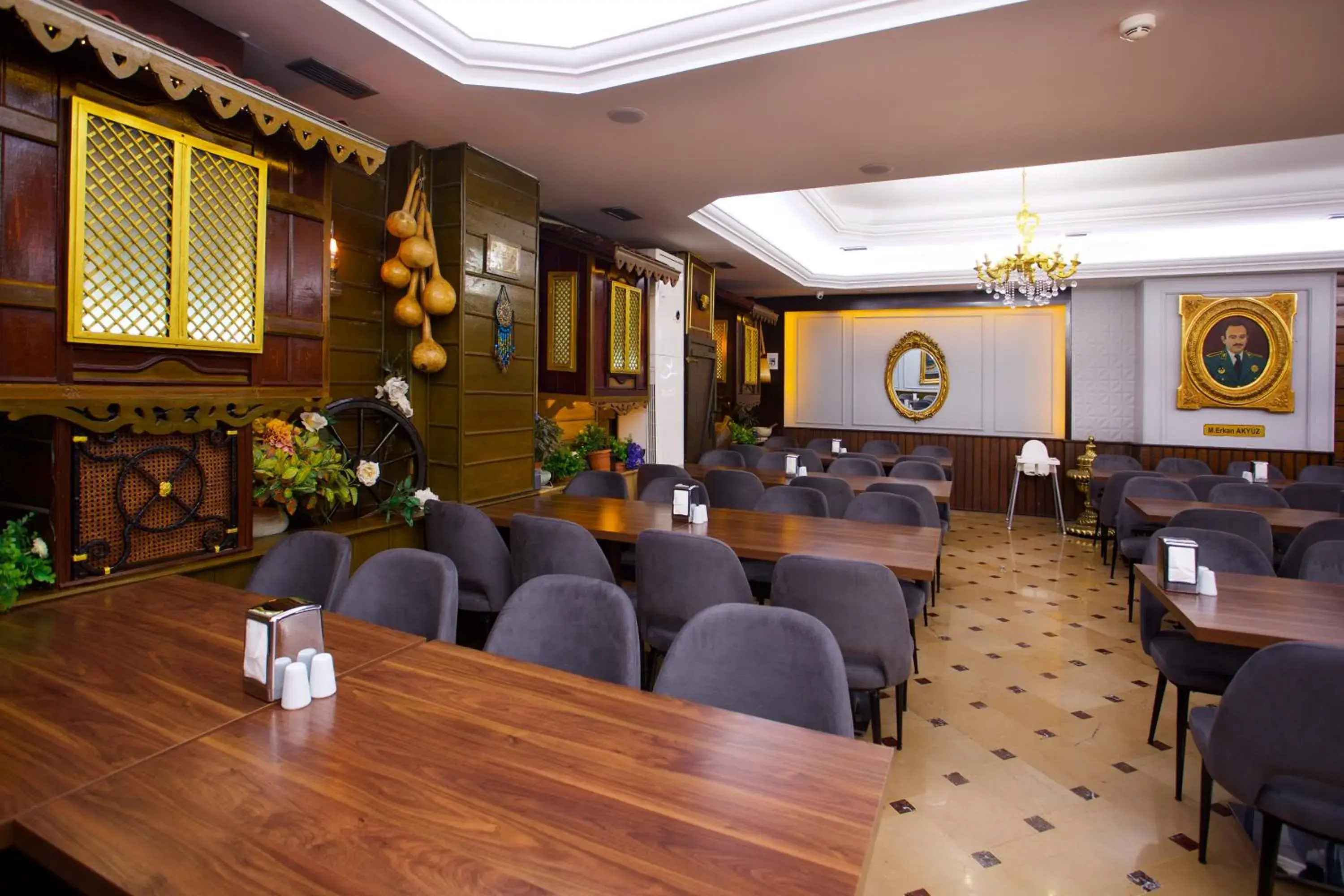 Restaurant/places to eat in Grand Ant Hotel