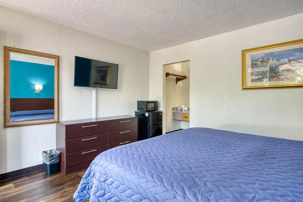 Bed in Zen Living Suites Extended Stay - Jacksonville - Orange Park