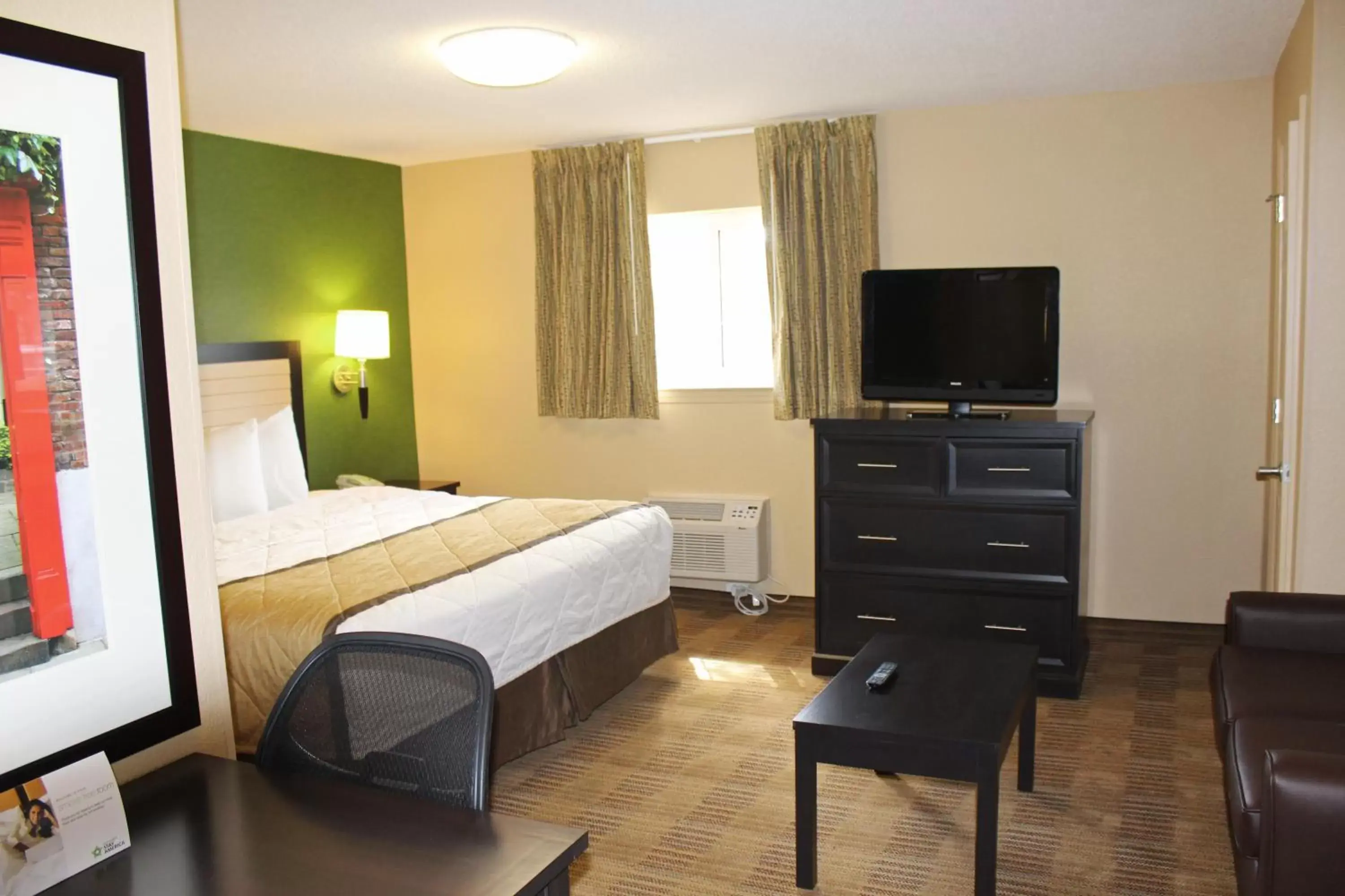 Photo of the whole room, Bed in Extended Stay America Suites - Destin - US 98 - Emerald Coast Pkwy