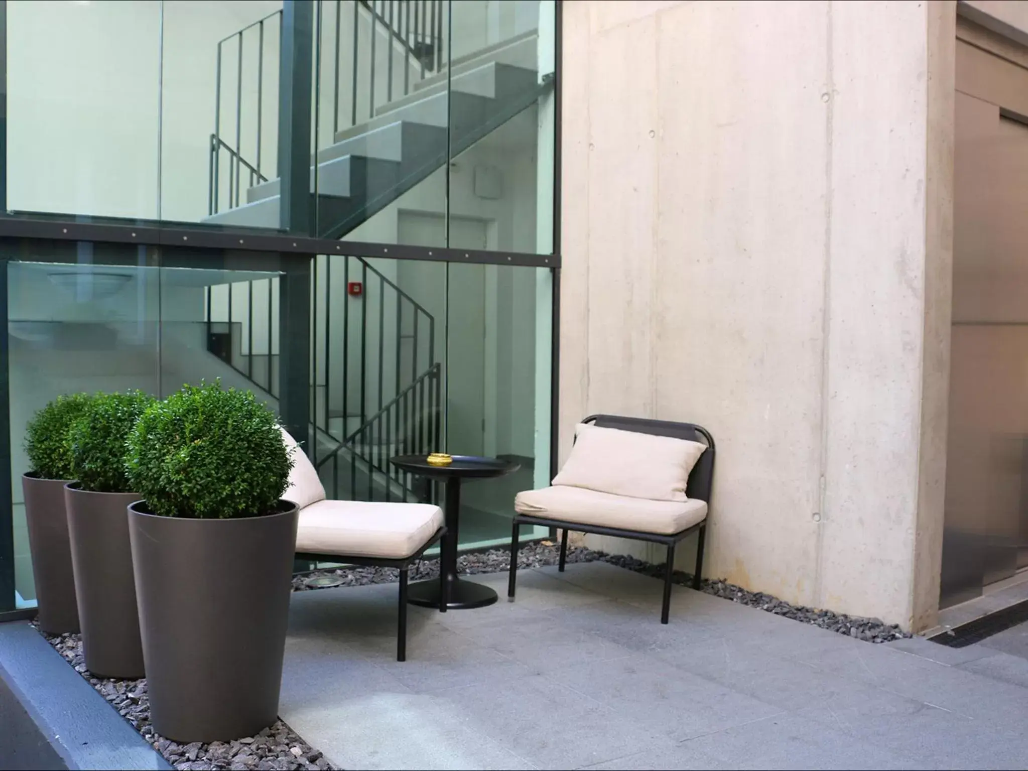 Patio in Hôtel de l'Ecluse