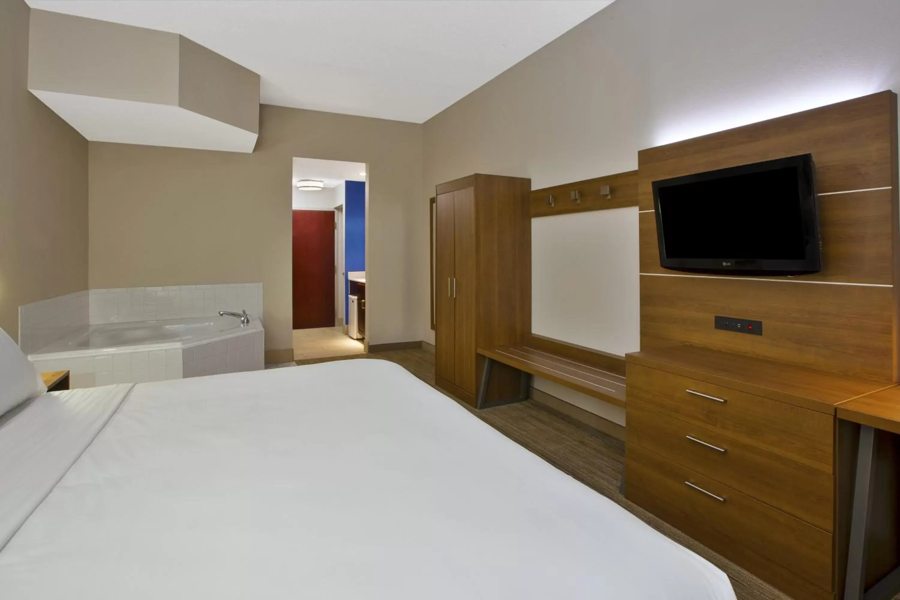 Bedroom, Bed in Holiday Inn Express Hotel & Suites Cincinnati Northeast-Milford, an IHG Hotel