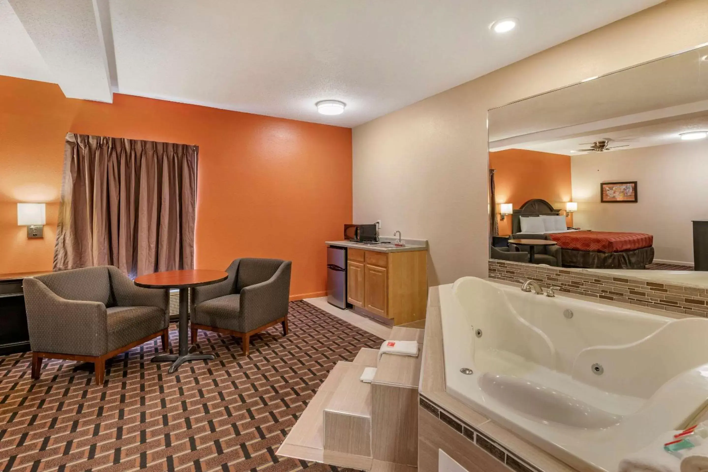 Photo of the whole room in Econo Lodge Inn & Suites Granite City