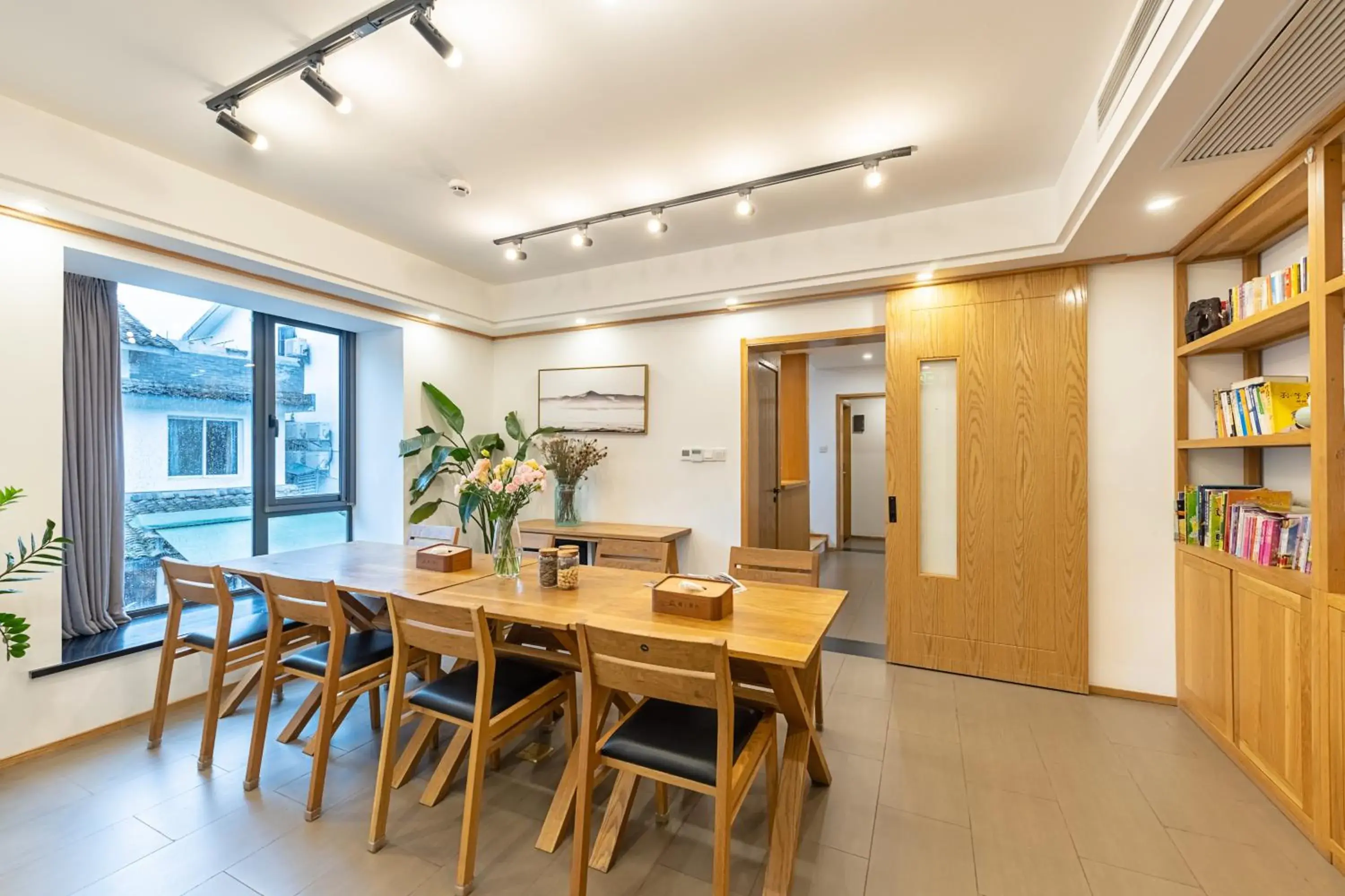 Dining Area in Hangzhou Yueshang Yunshe Boutique Hostel