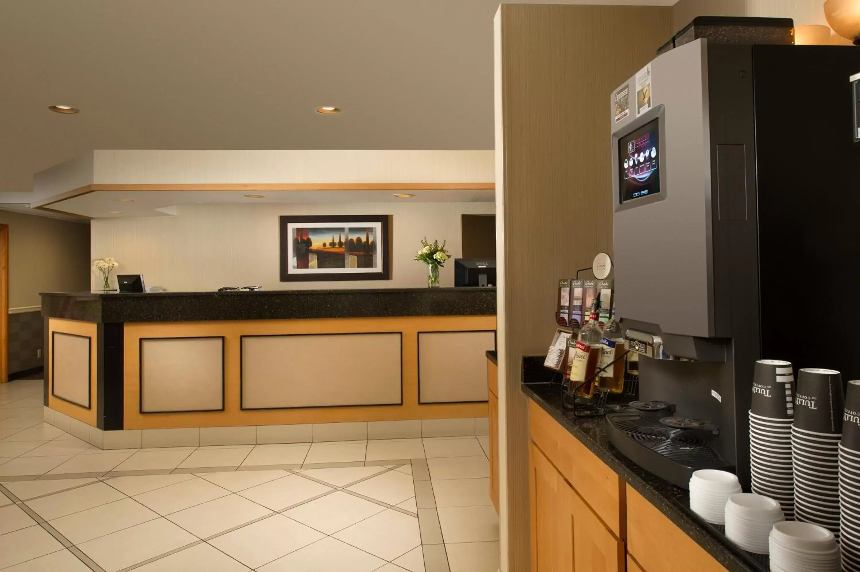 Lobby or reception, Kitchen/Kitchenette in Redmond Inn