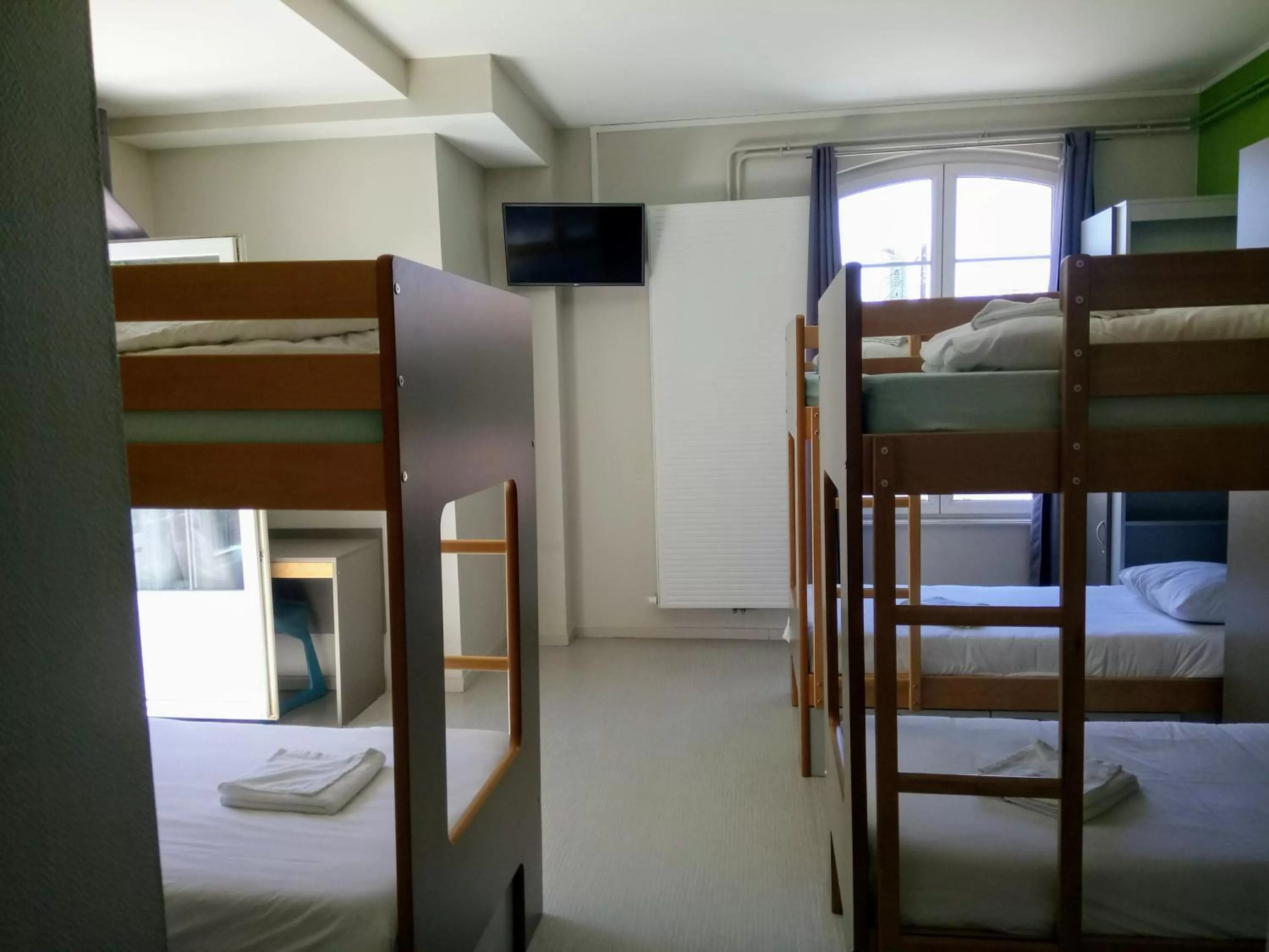 Shower, Bed in Auberge des Remparts