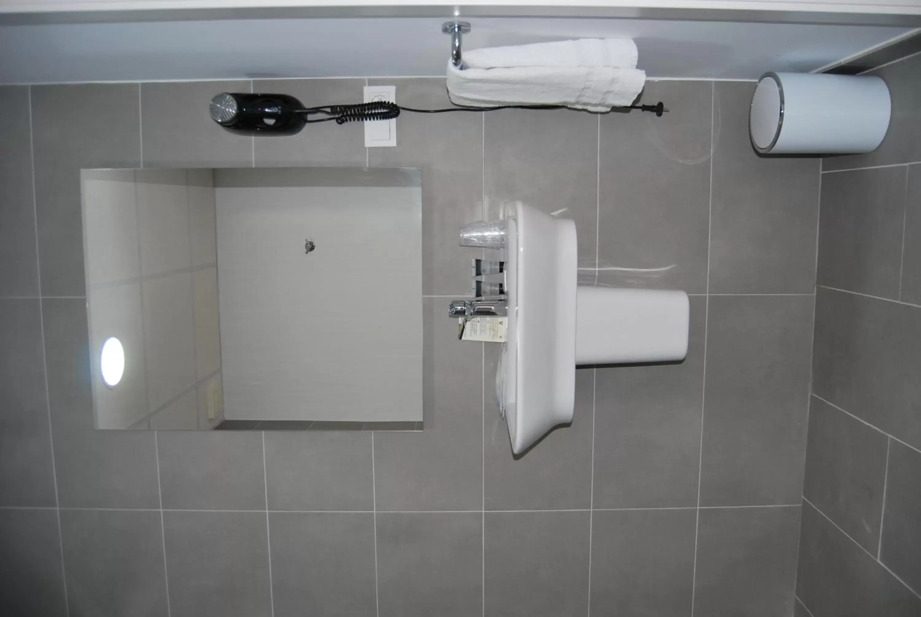 Shower, Bathroom in Estudiotel Alicante