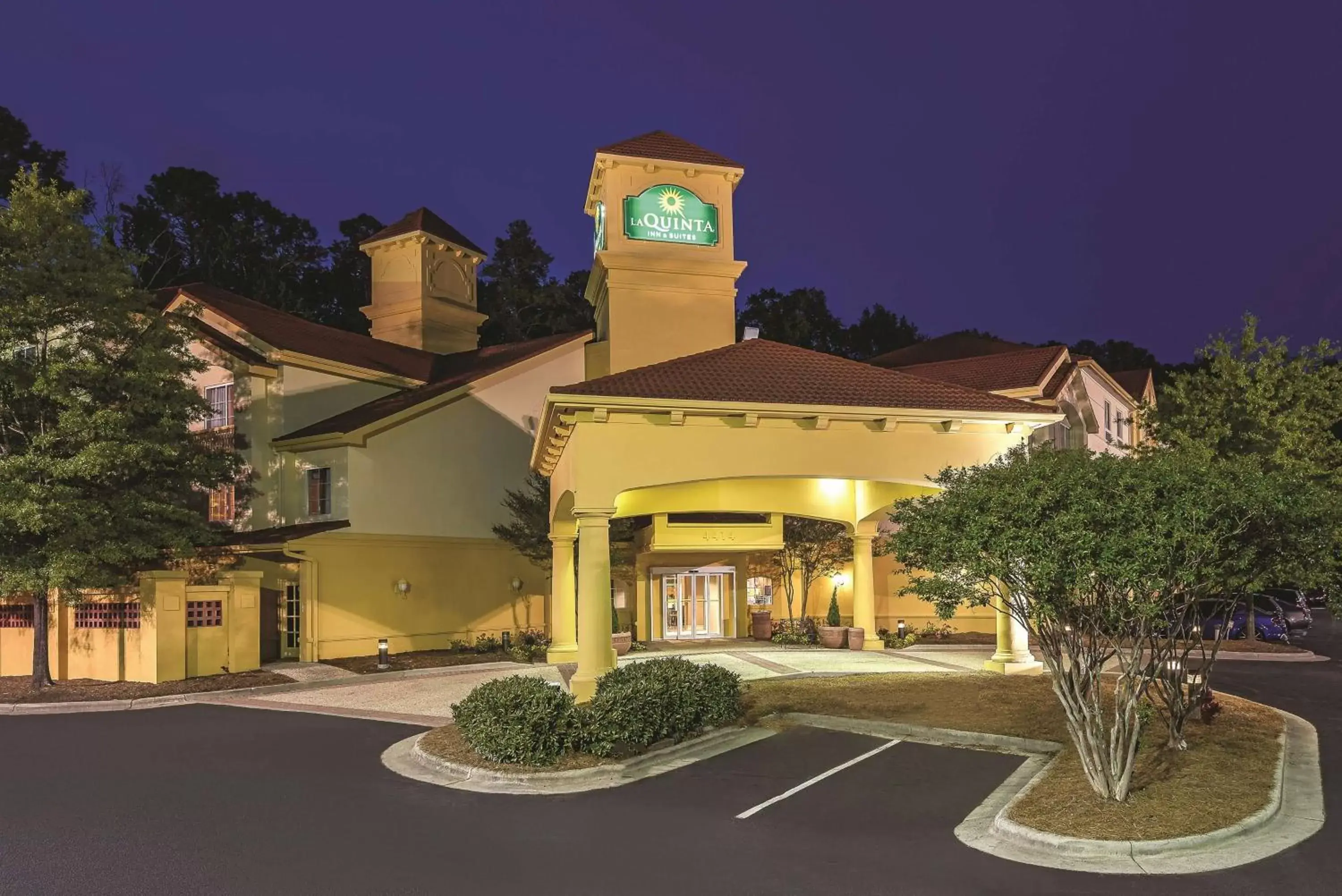 Property Building in La Quinta Inn & Suites by Wyndham University Area Chapel Hill