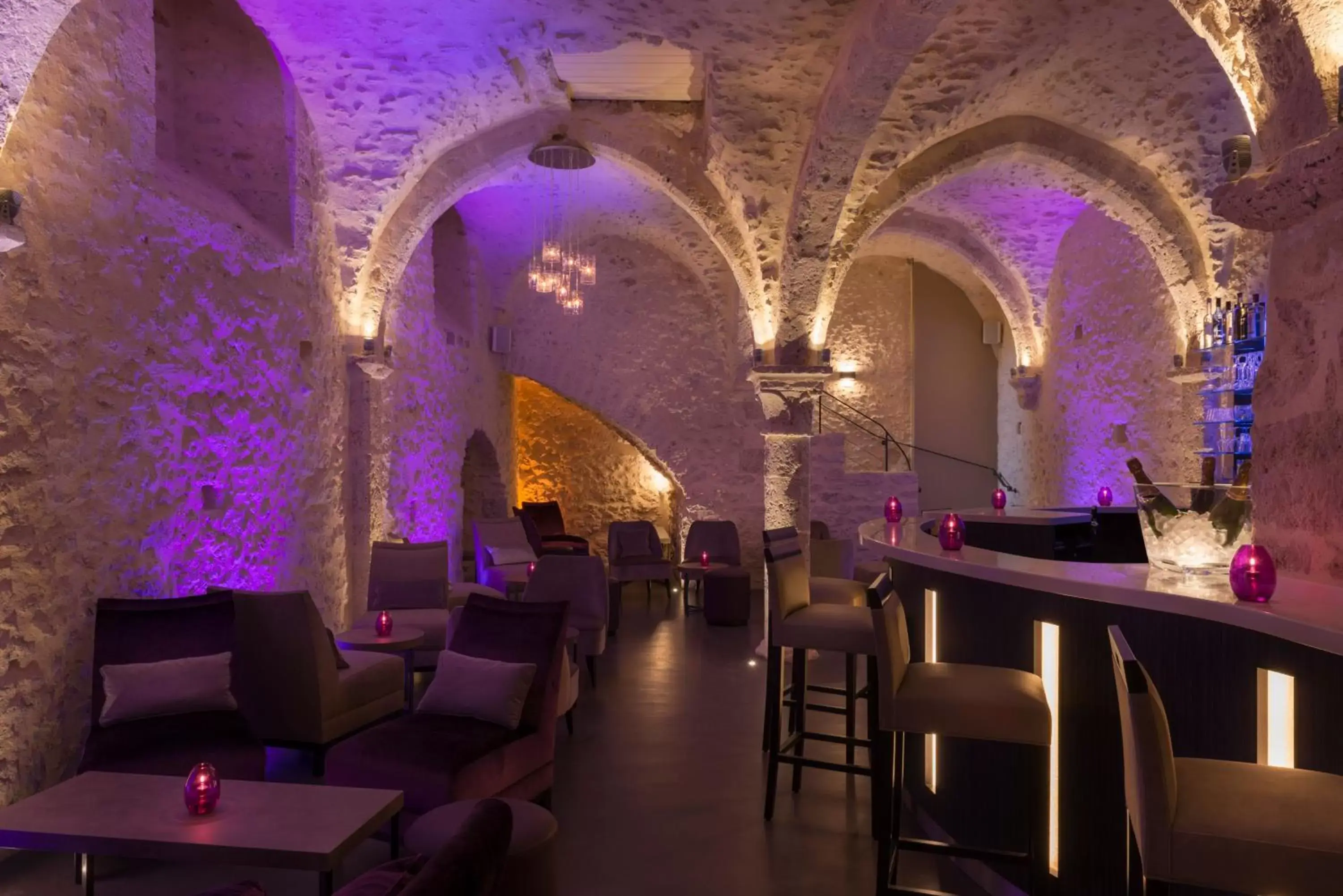 Lounge or bar, Lounge/Bar in Hôtel Aux Vieux Remparts, The Originals Relais