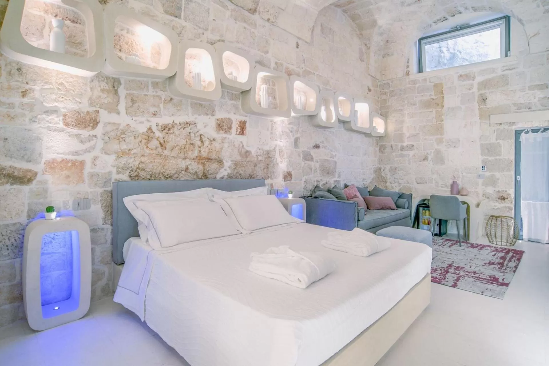 Bed in Vico Bianco Raro Villas Smart Rooms Collection