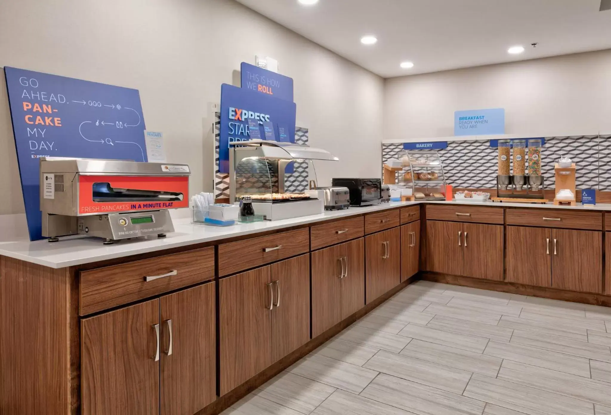 Breakfast, Kitchen/Kitchenette in Holiday Inn Express Hotel & Suites Shakopee, an IHG Hotel