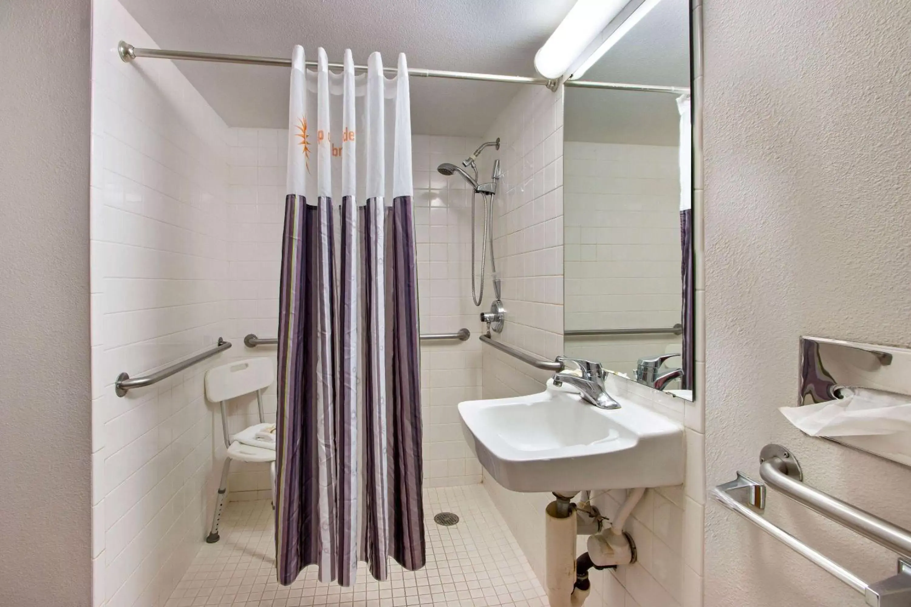 Shower, Bathroom in La Quinta Inn by Wyndham Albuquerque Airport
