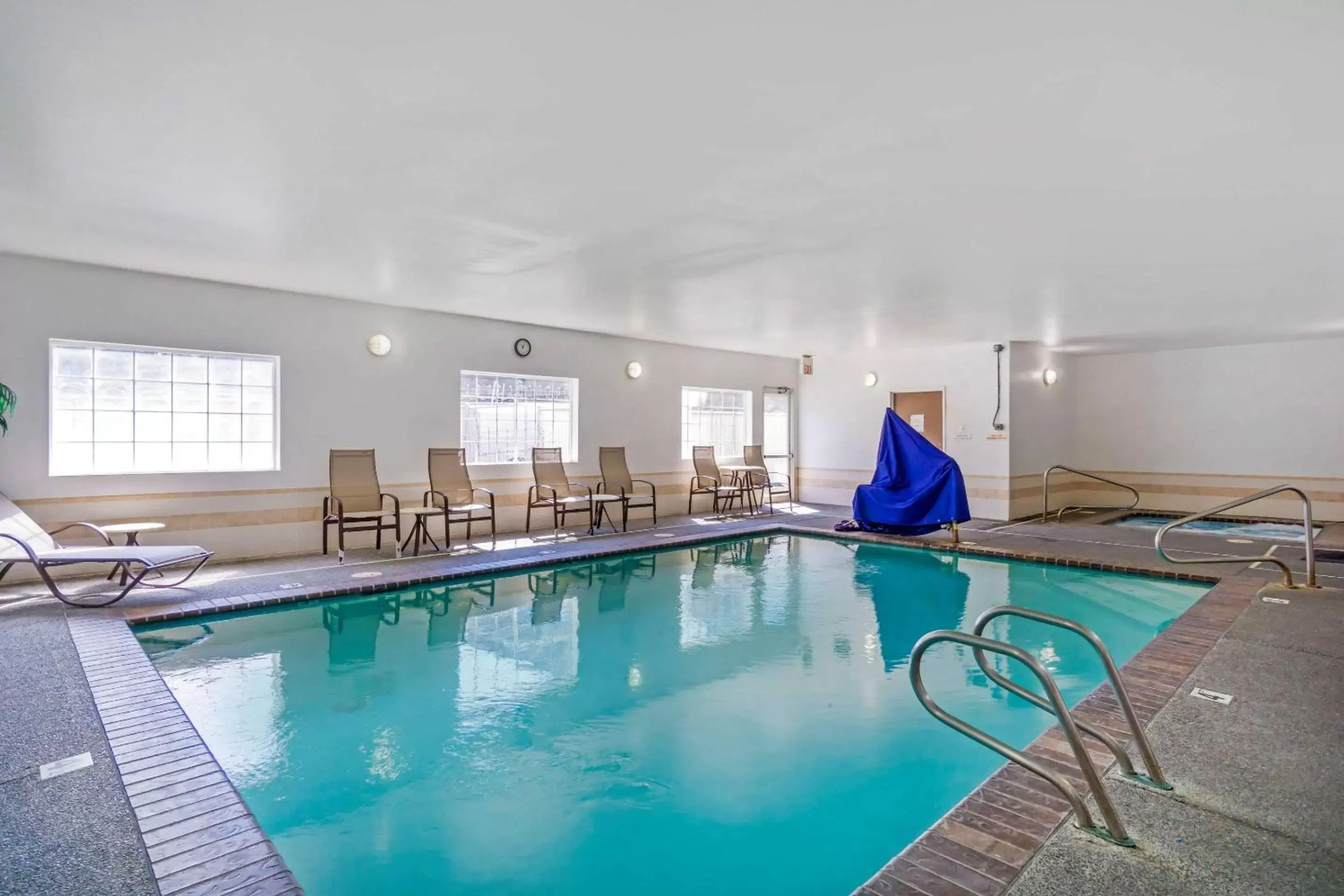 Swimming Pool in Comfort Inn Auburn – Seattle