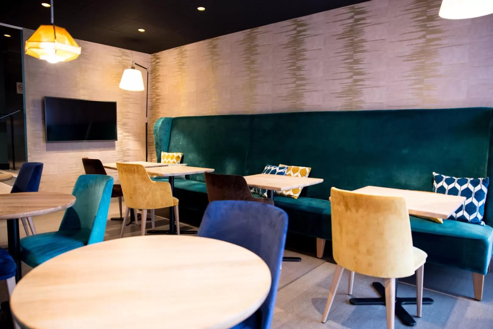 Lounge or bar in Mercure Dinan Port Le Jerzual