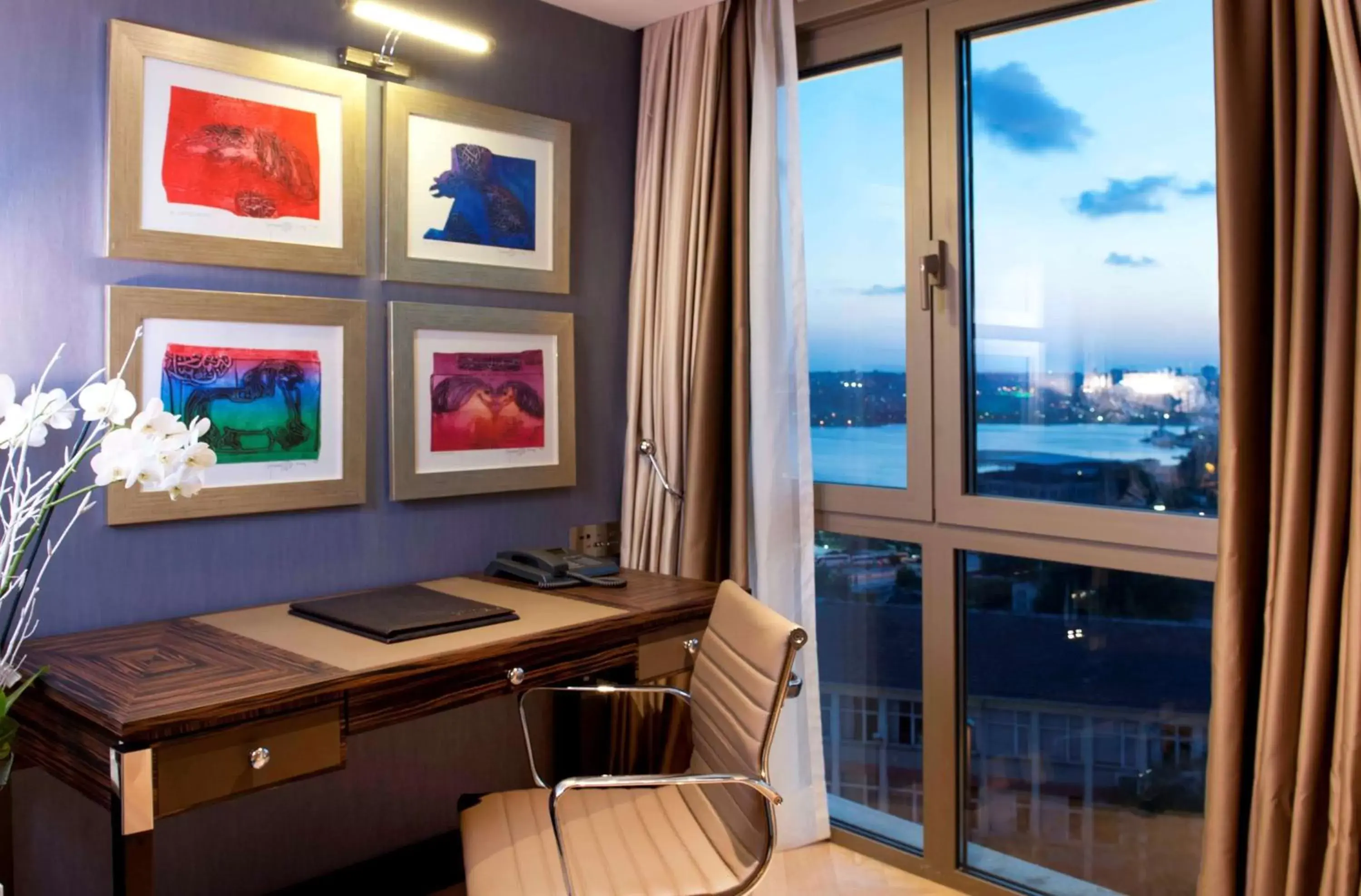 Bedroom, TV/Entertainment Center in Radisson Blu Hotel Istanbul Pera