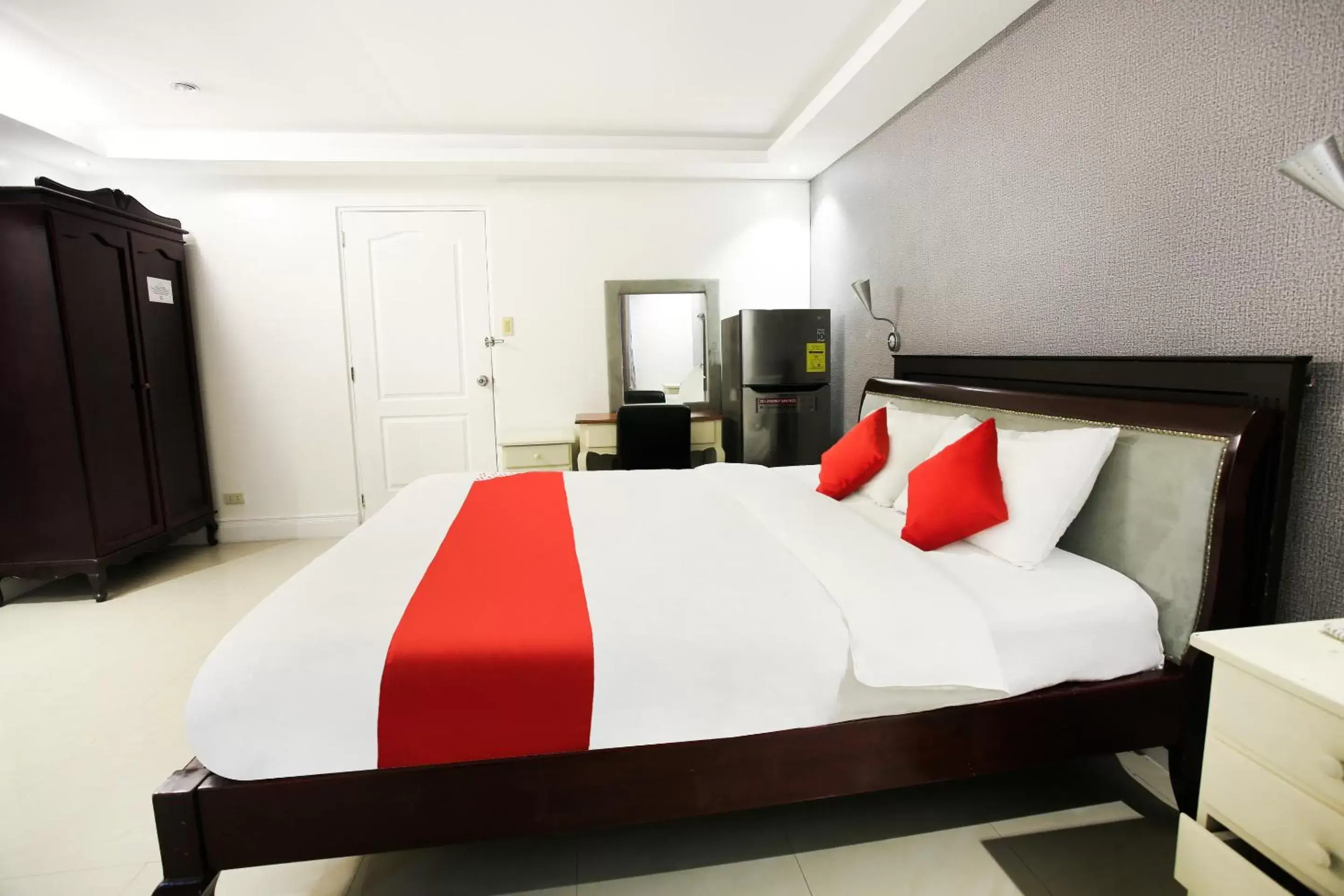 Photo of the whole room, Bed in Hotel Euroasia By BLUEBOOKERS