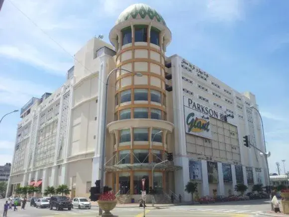 Shopping Area, Property Building in Flora Place Hotel