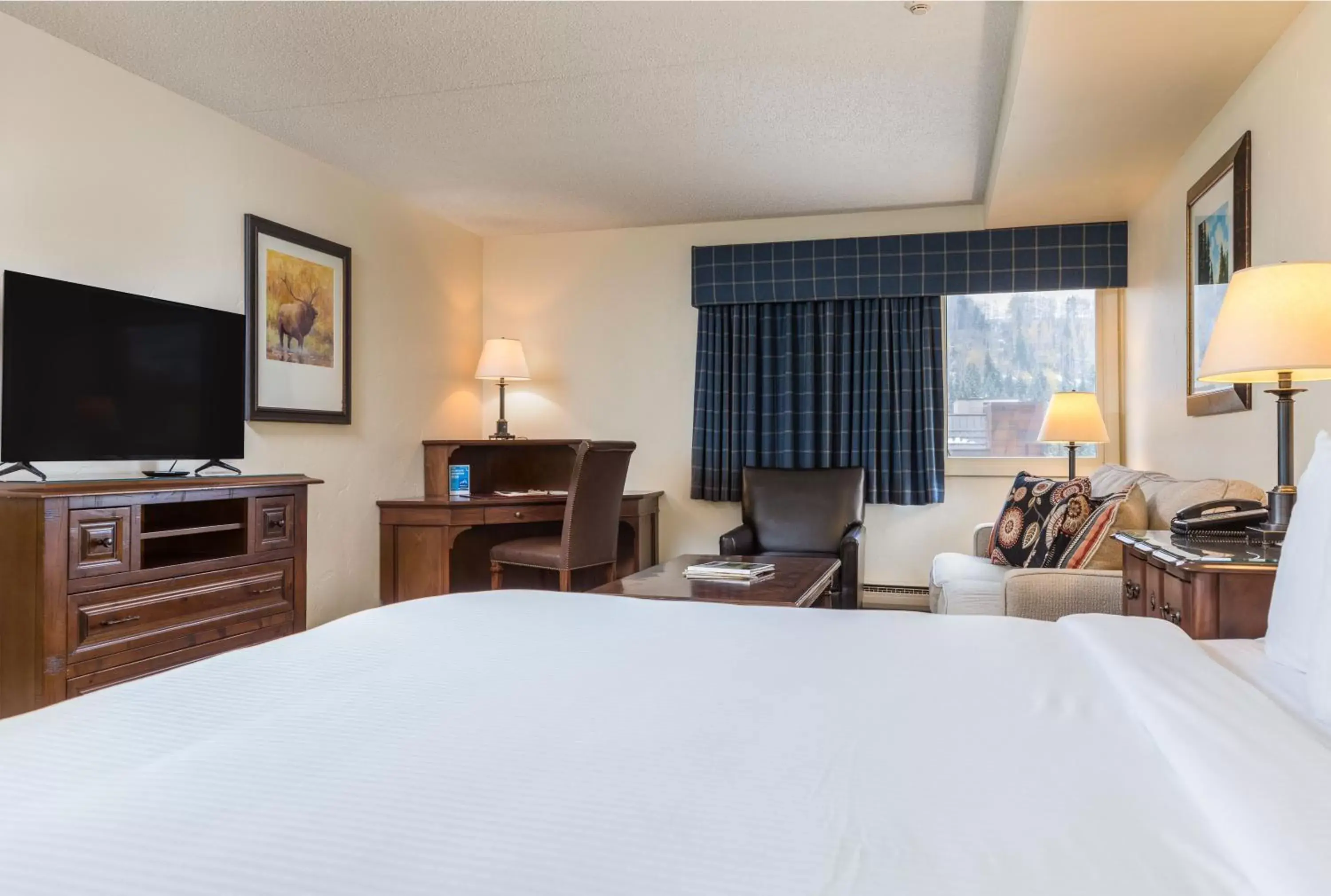 Bedroom, TV/Entertainment Center in Evergreen Lodge at Vail