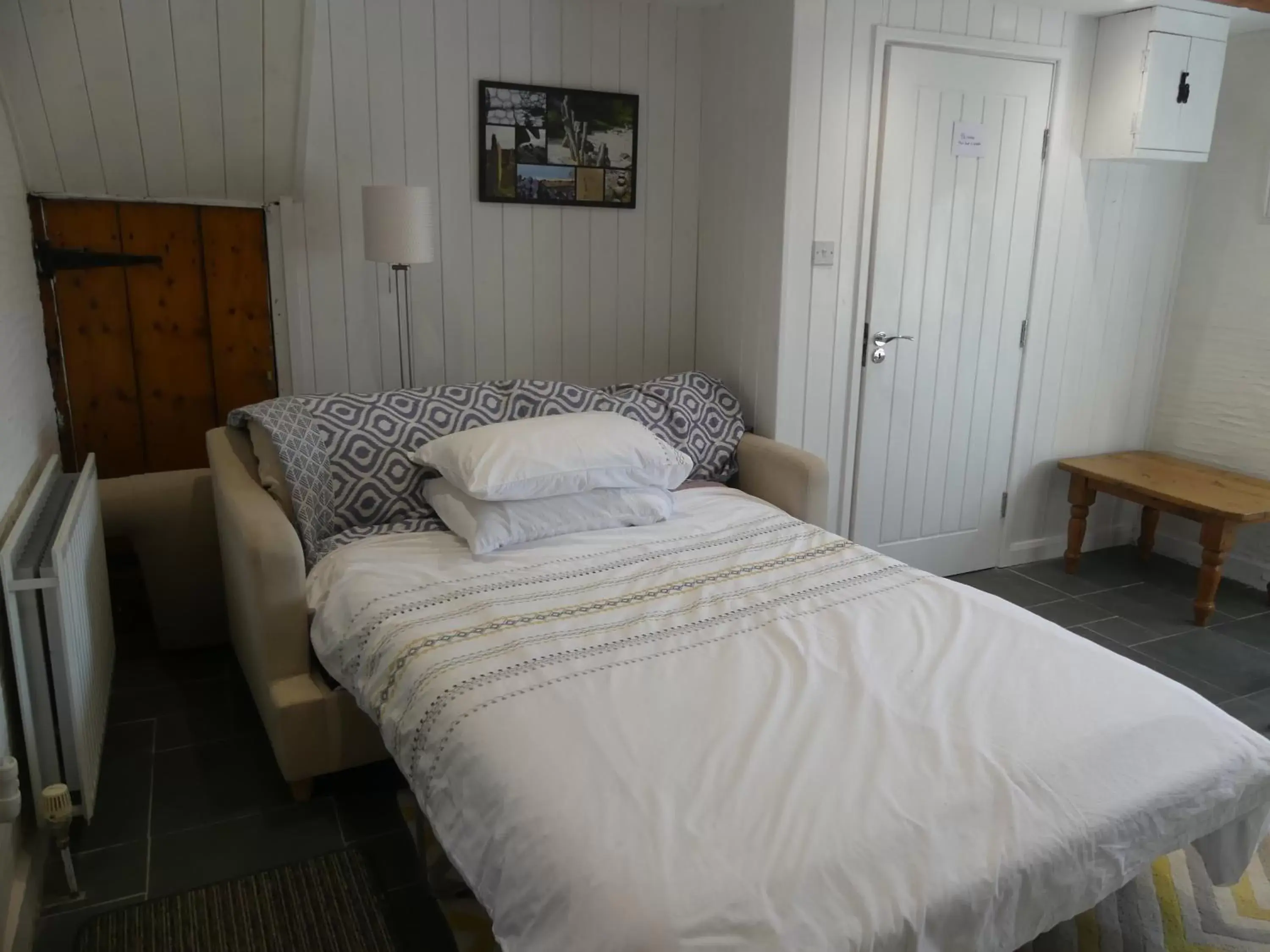 Living room, Bed in Priory Cottage Bodmin