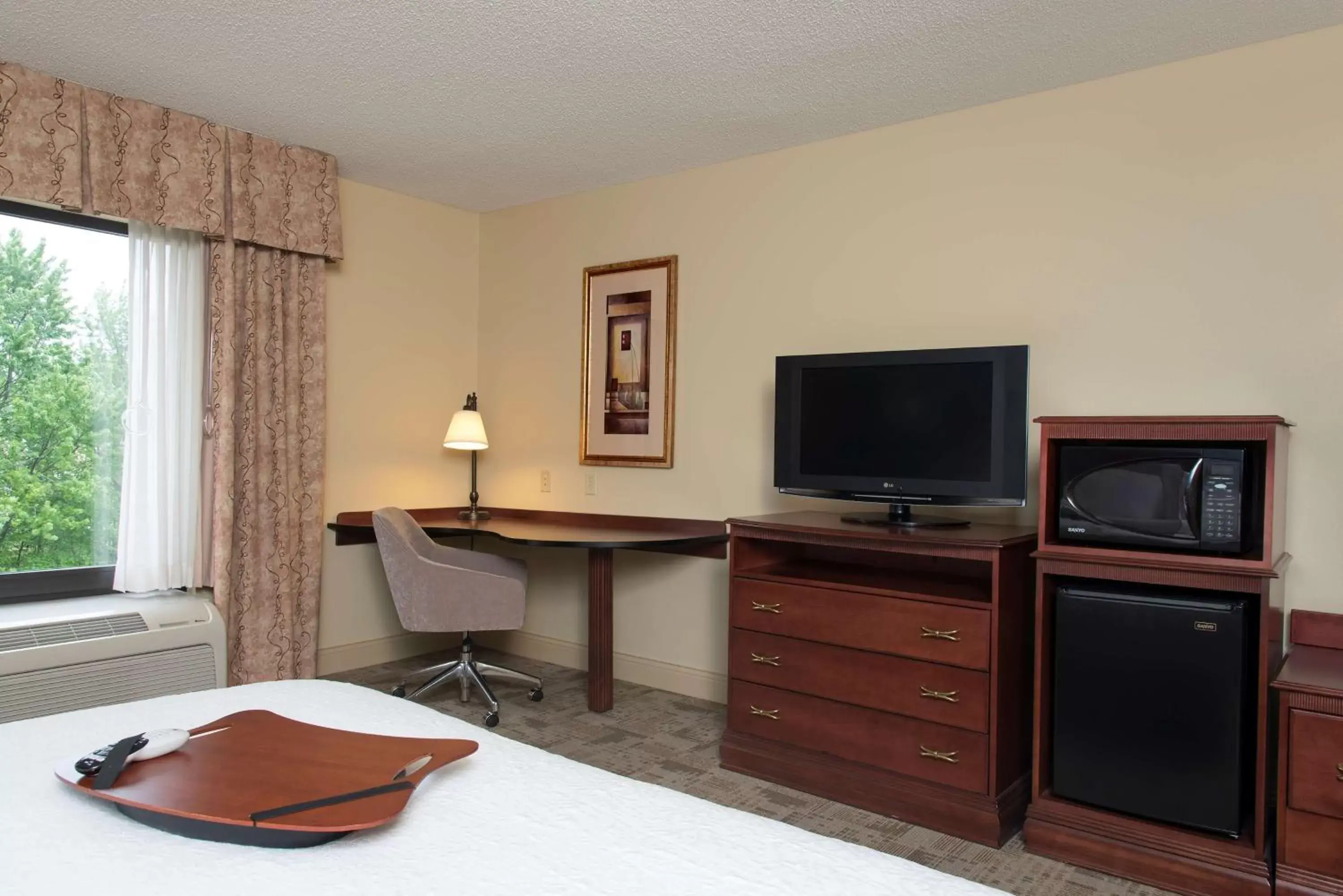 Living room, TV/Entertainment Center in Hampton Inn & Suites Bloomington Normal