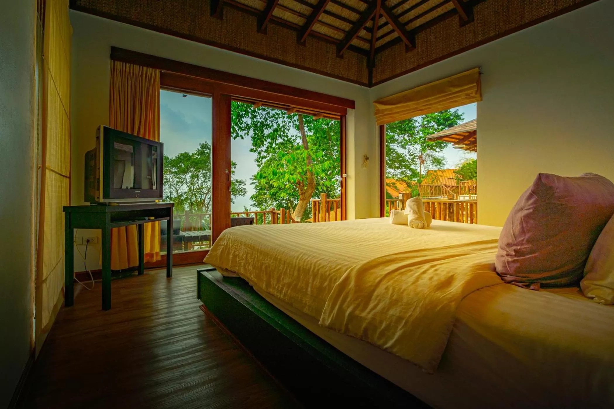 Communal lounge/ TV room, Bed in Siam Bay Resort