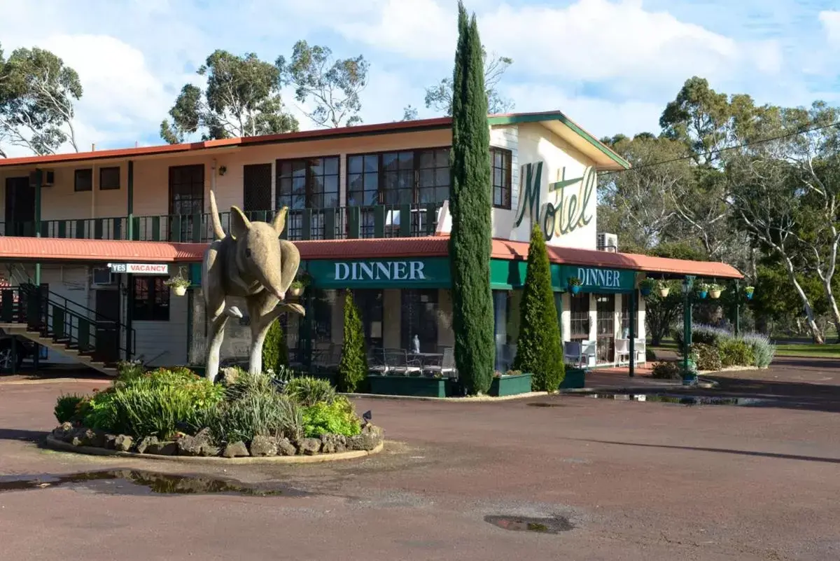 Property building, Facade/Entrance in Bandicoot Motor Inn Hamilton