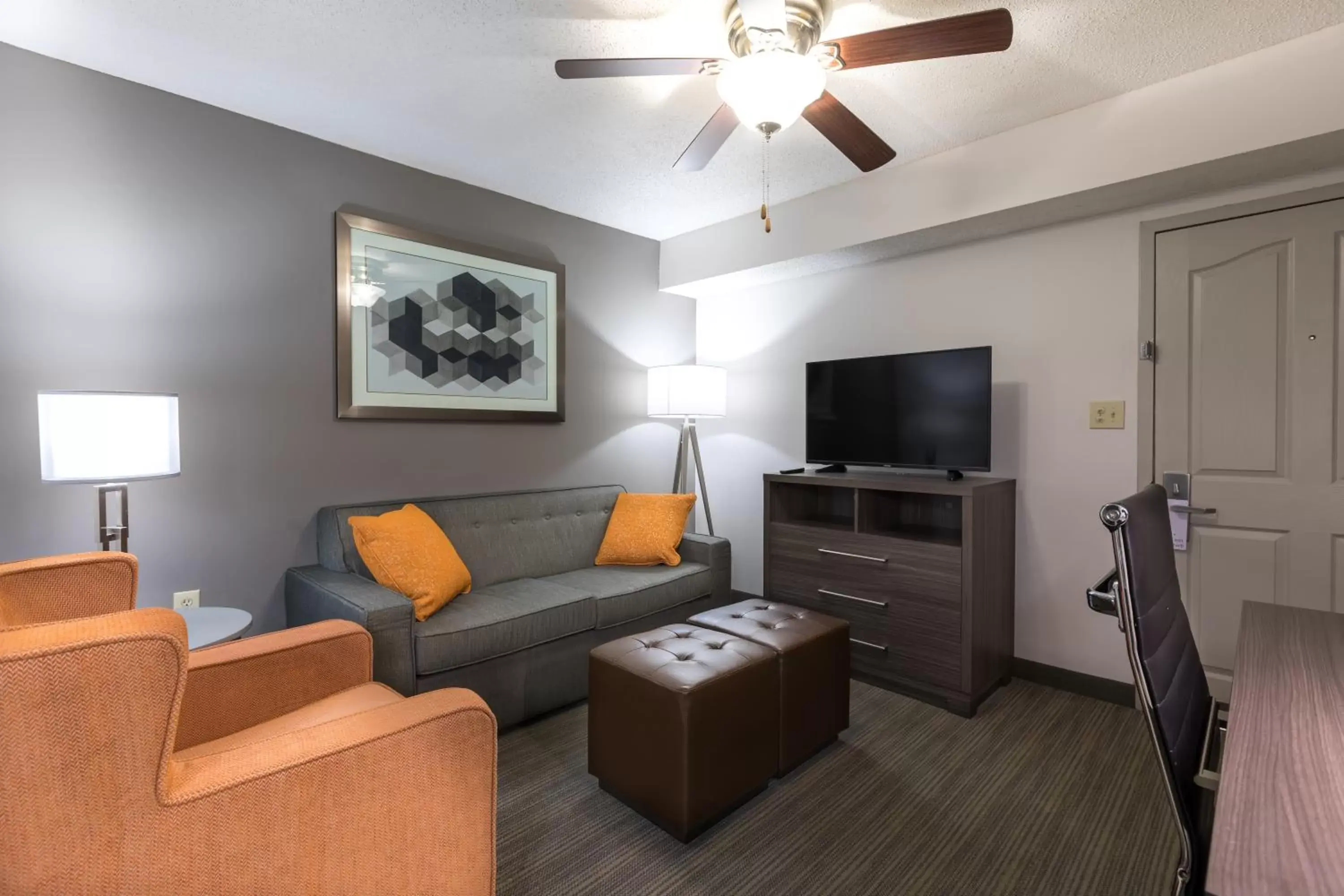 Living room, Seating Area in Country Inn & Suites by Radisson, Lake Norman Huntersville, NC