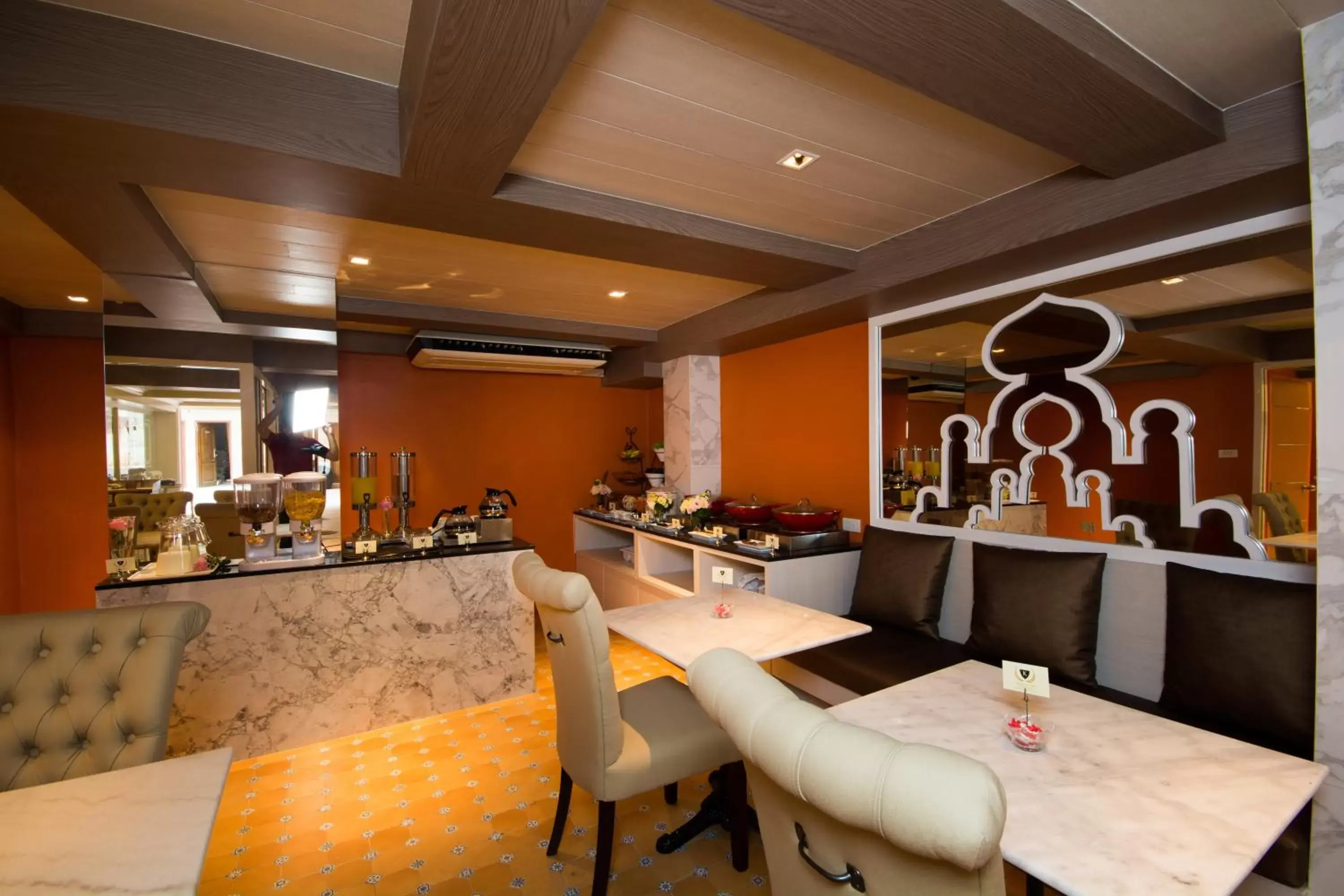 Lounge or bar, Restaurant/Places to Eat in Khaosan Palace Hotel - SHA Extra Plus