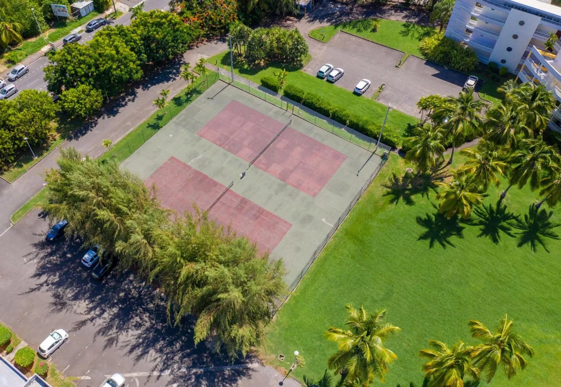 Tennis court in Zenitude Hôtel Résidences Le Salako