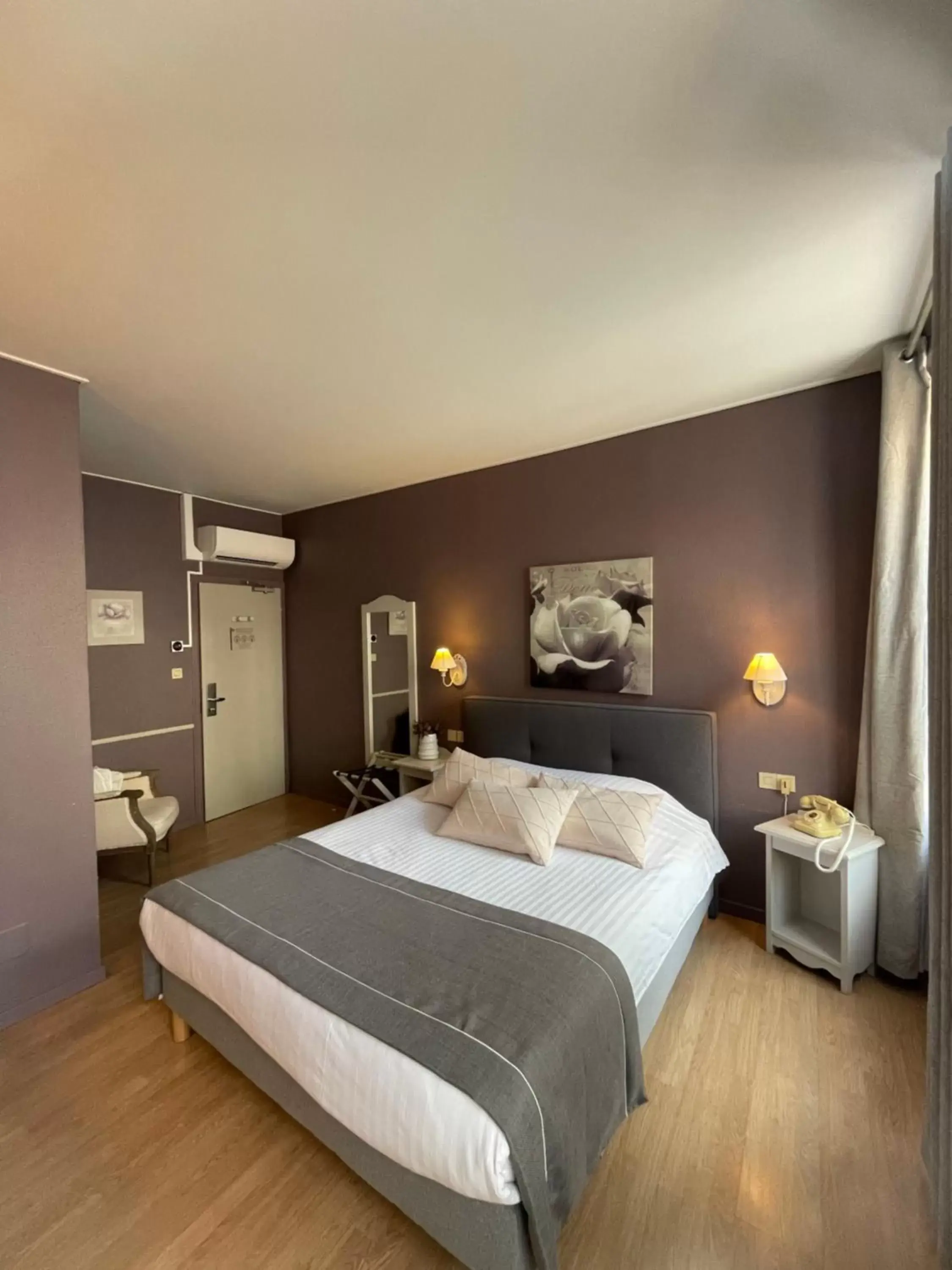 Bedroom, Bed in The Originals City, Hôtel de la Balance, Montbéliard