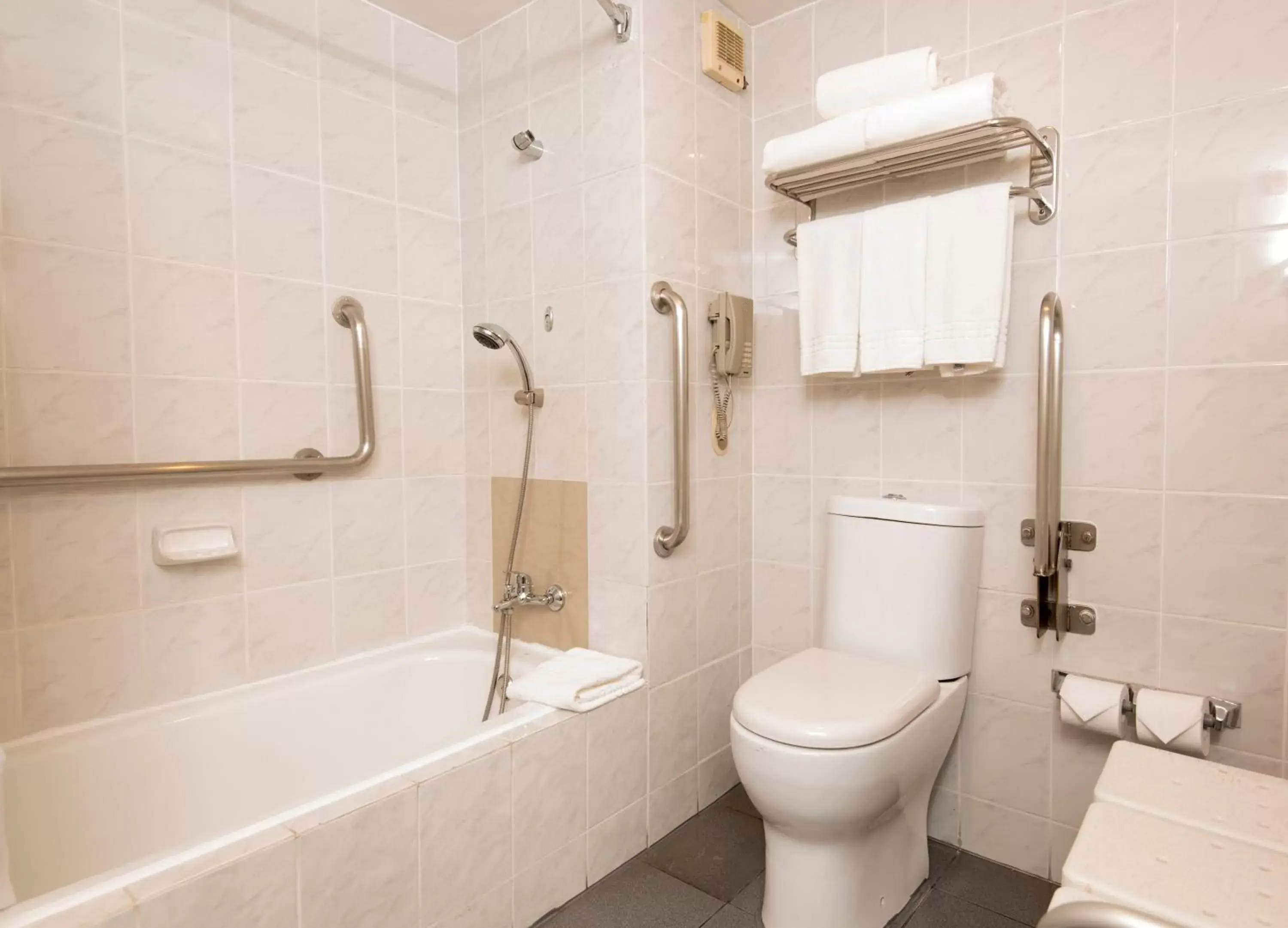 Bathroom in Holiday Inn Express Santiago Las Condes, an IHG Hotel