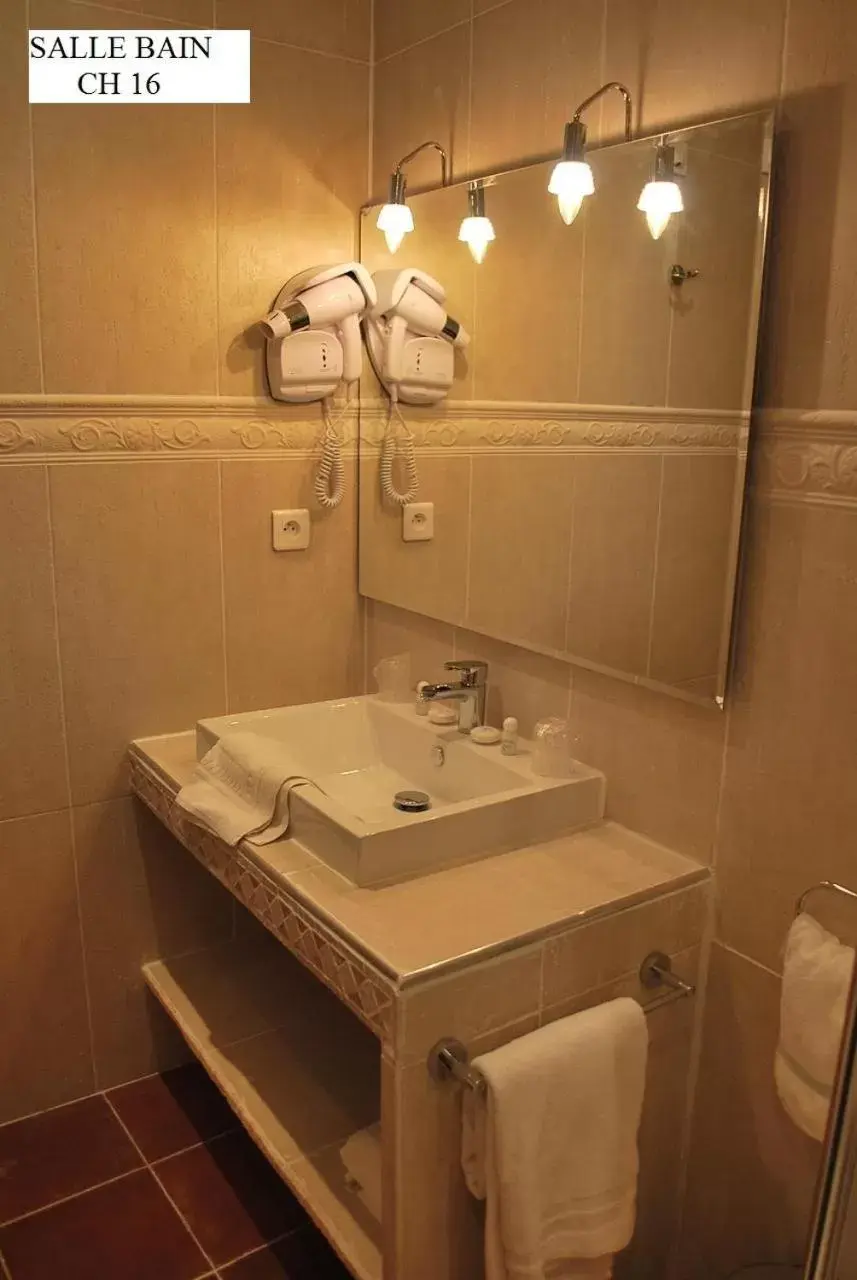 Bathroom in Hotel Restaurant Bellevue