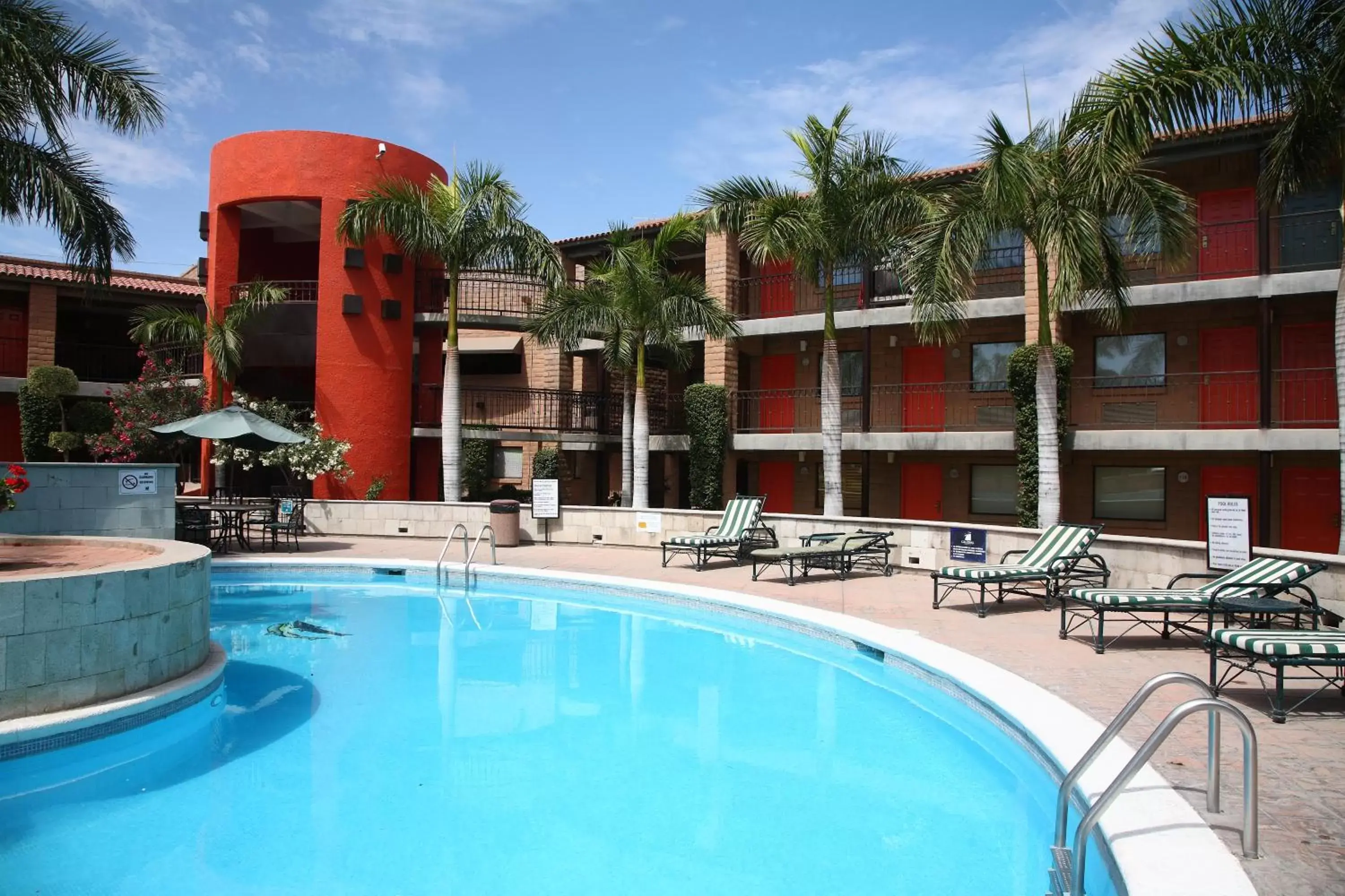 Swimming Pool in Hotel Colonial Hermosillo