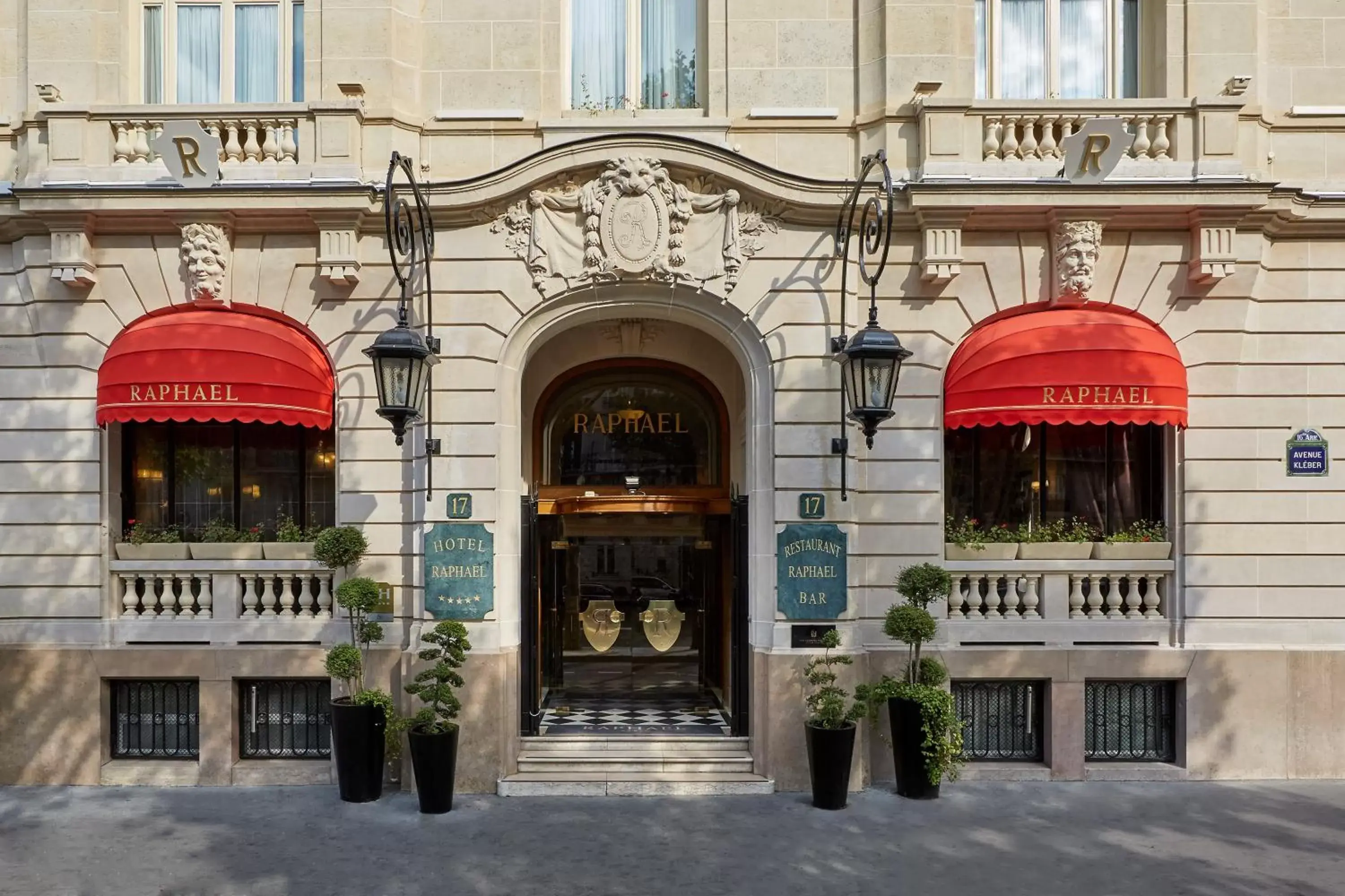 Facade/entrance in Hôtel Raphael