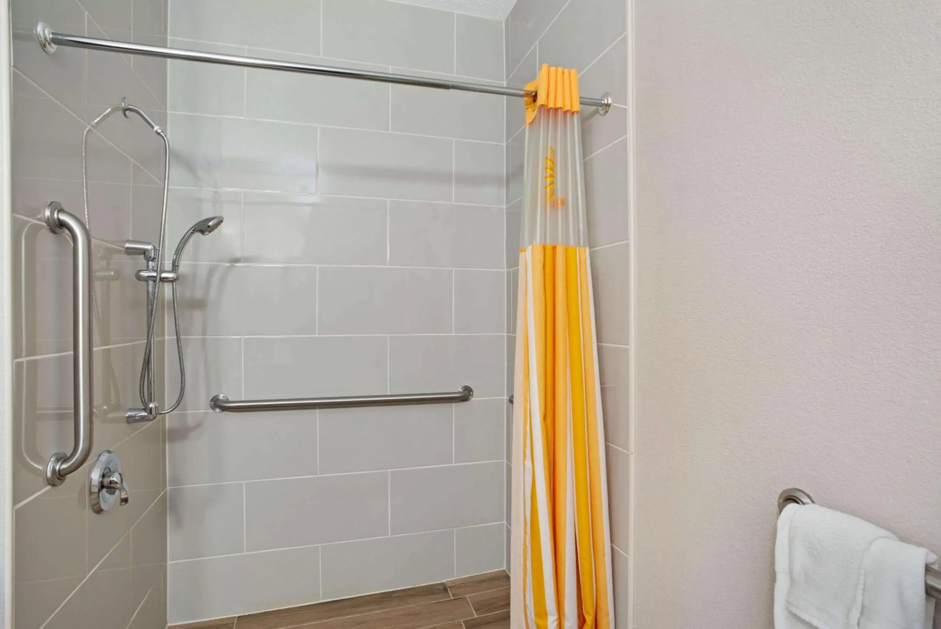 Shower, Bathroom in La Quinta by Wyndham Norwich-Plainfield-Casino