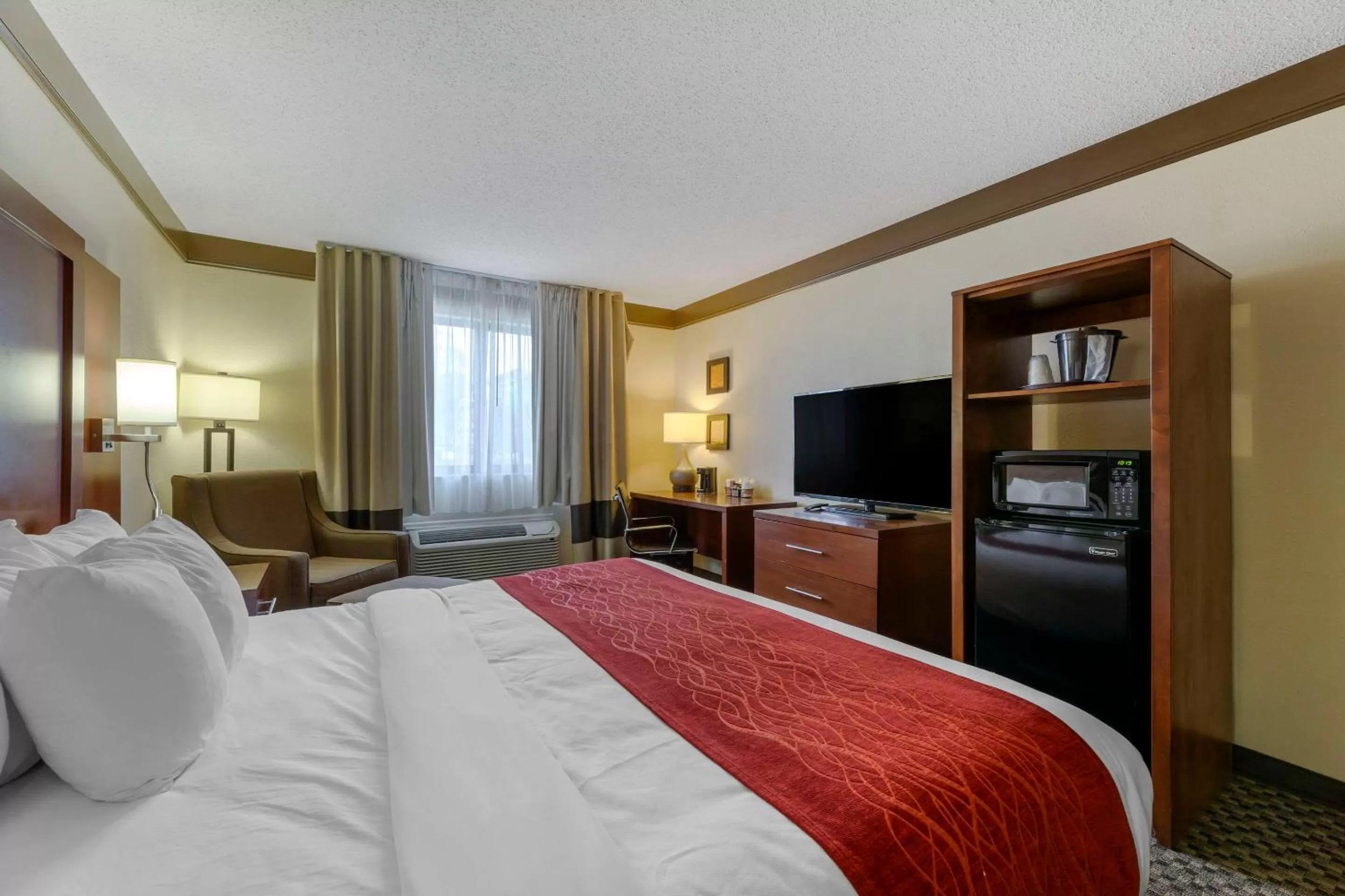 Bedroom, Bed in Comfort Inn Mount Vernon Downtown