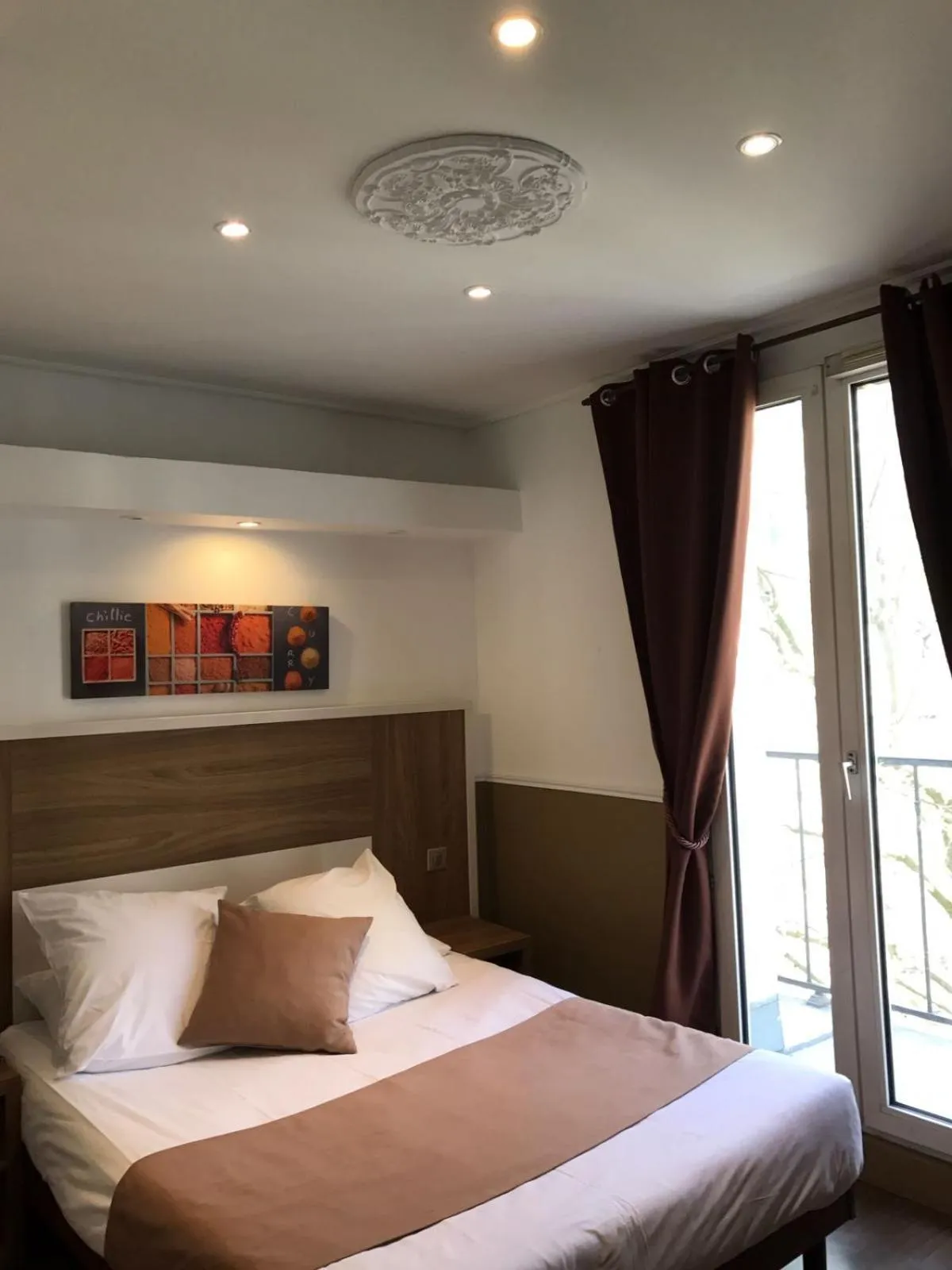 Bed in Grand Hotel Nouvel Opera