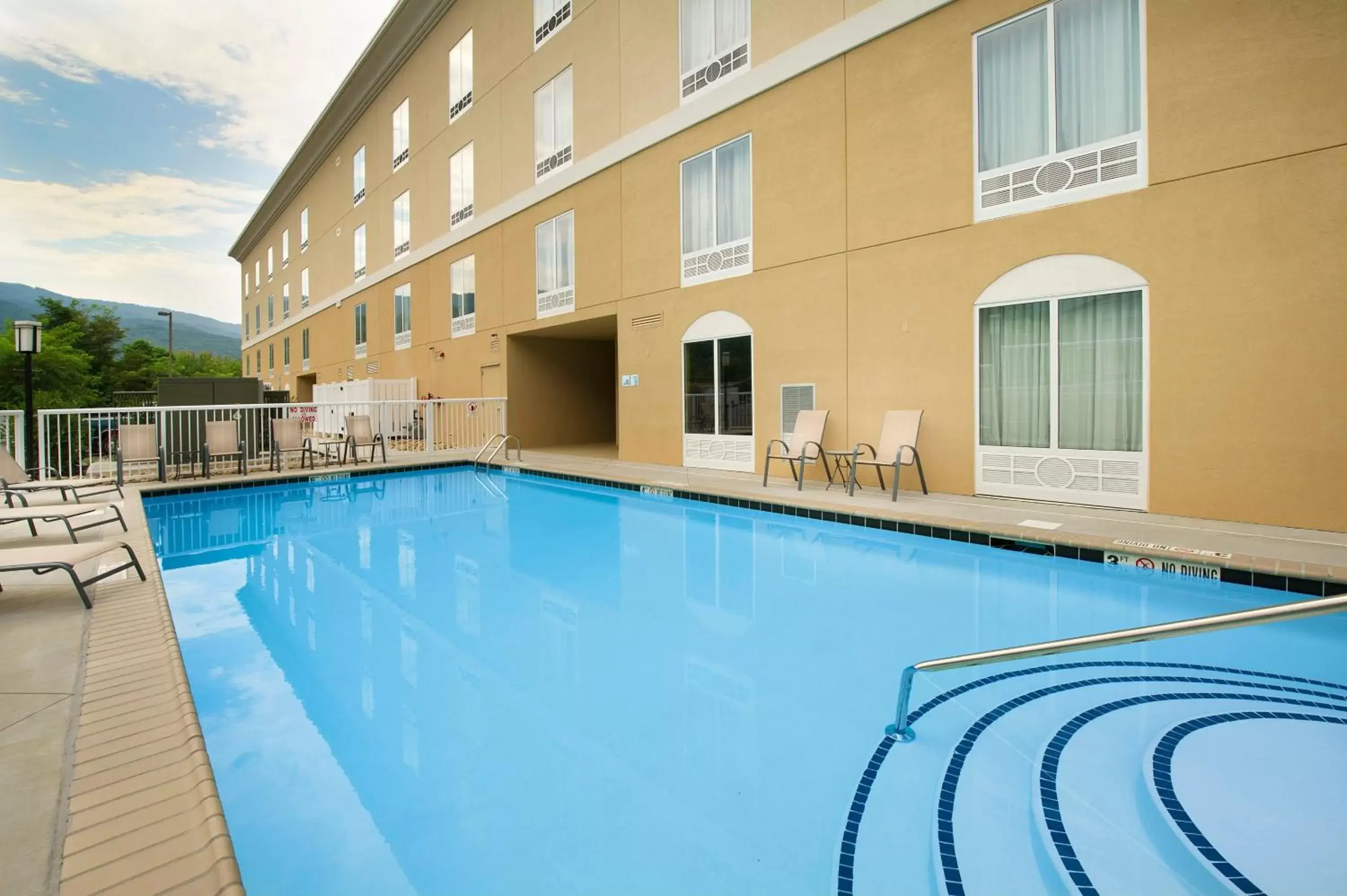 Swimming pool, Property Building in Holiday Inn Express & Suites Caryville, an IHG Hotel