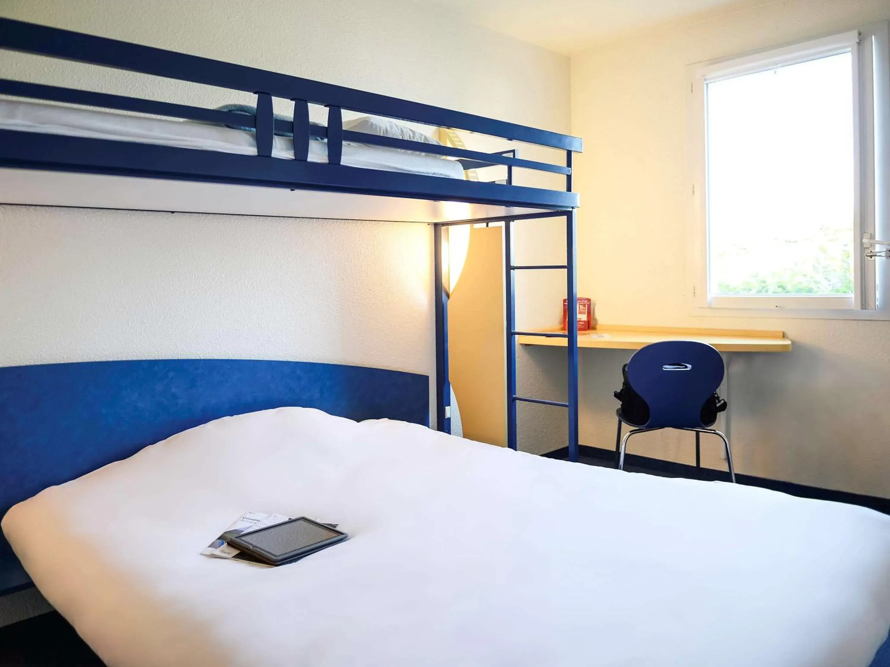 Photo of the whole room, Bunk Bed in ibis budget Meung sur Loire