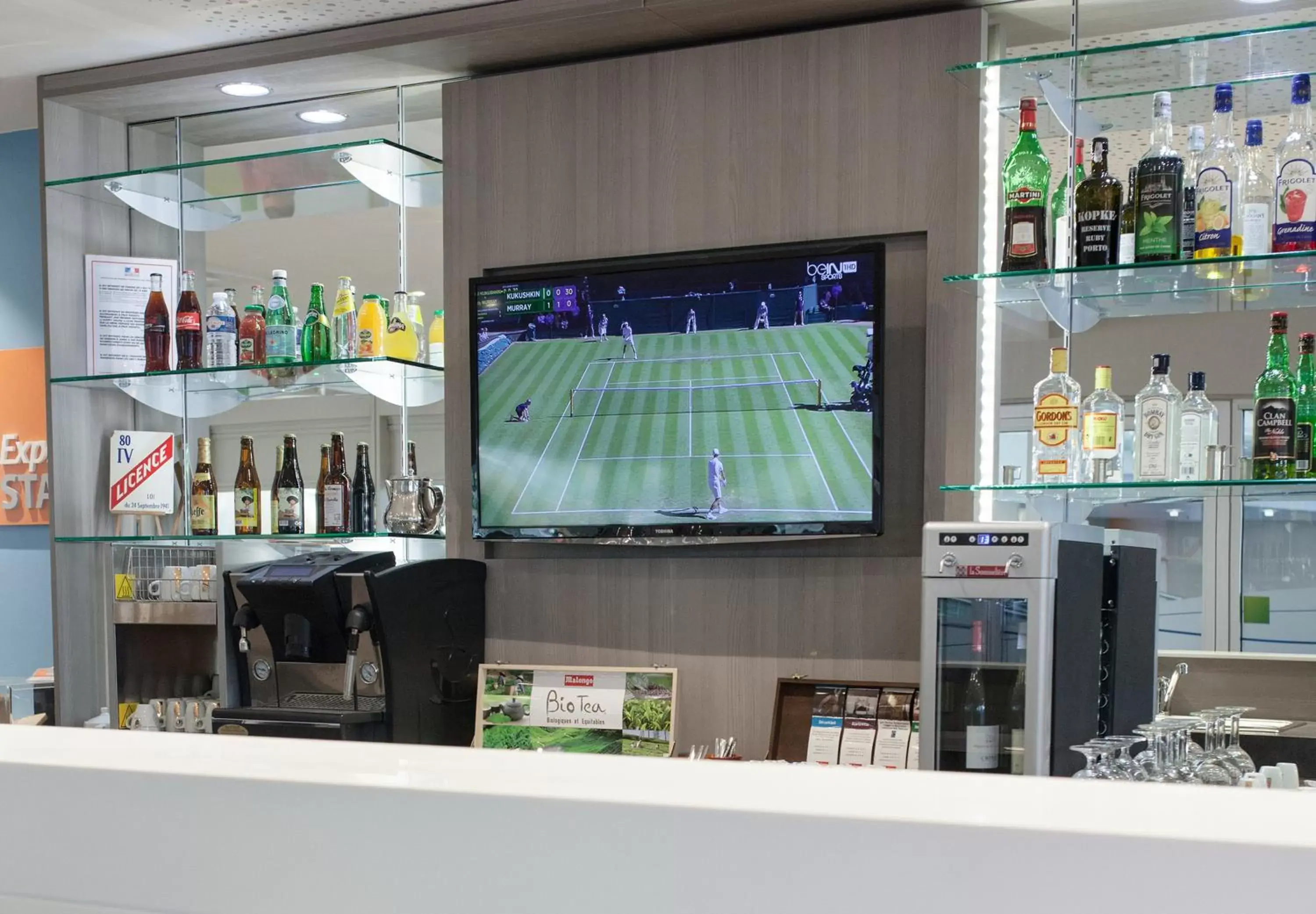 Lounge or bar in Holiday Inn Express Amiens, an IHG Hotel