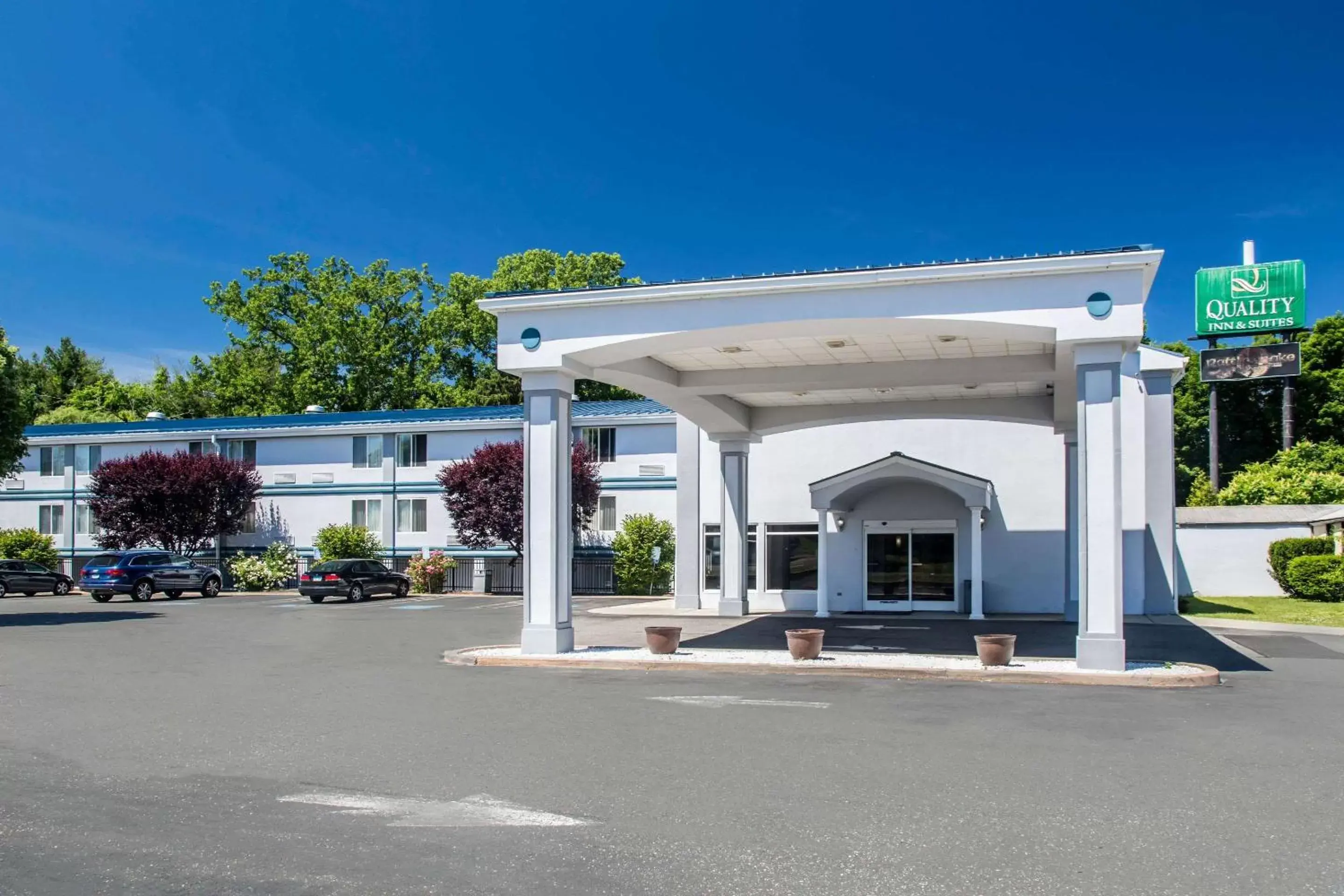 Property building in Quality Inn & Suites Danbury near University Property building in Quality Inn & Suites Danbury near University