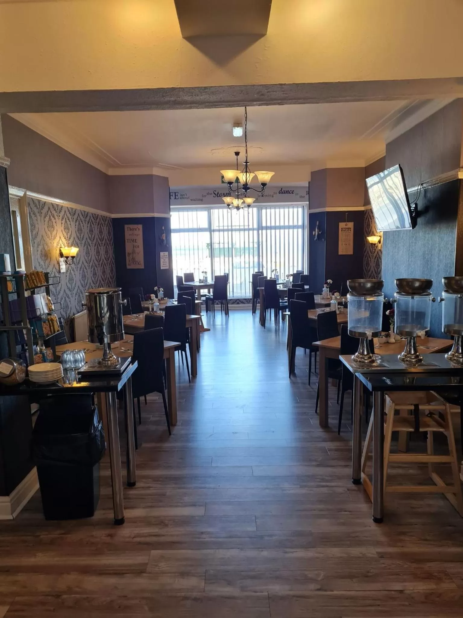 Restaurant/places to eat in Queens Plaza Hotel