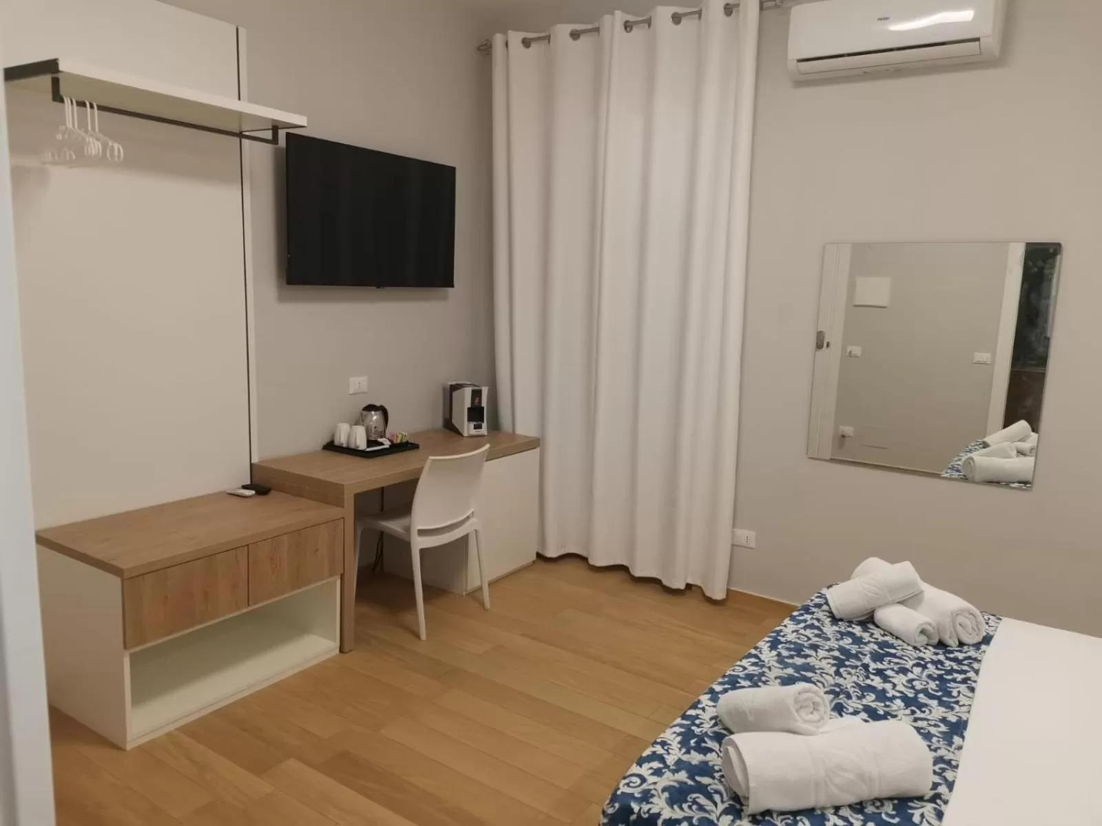 Coffee/tea facilities, TV/Entertainment Center in Nike Luxury Rooms