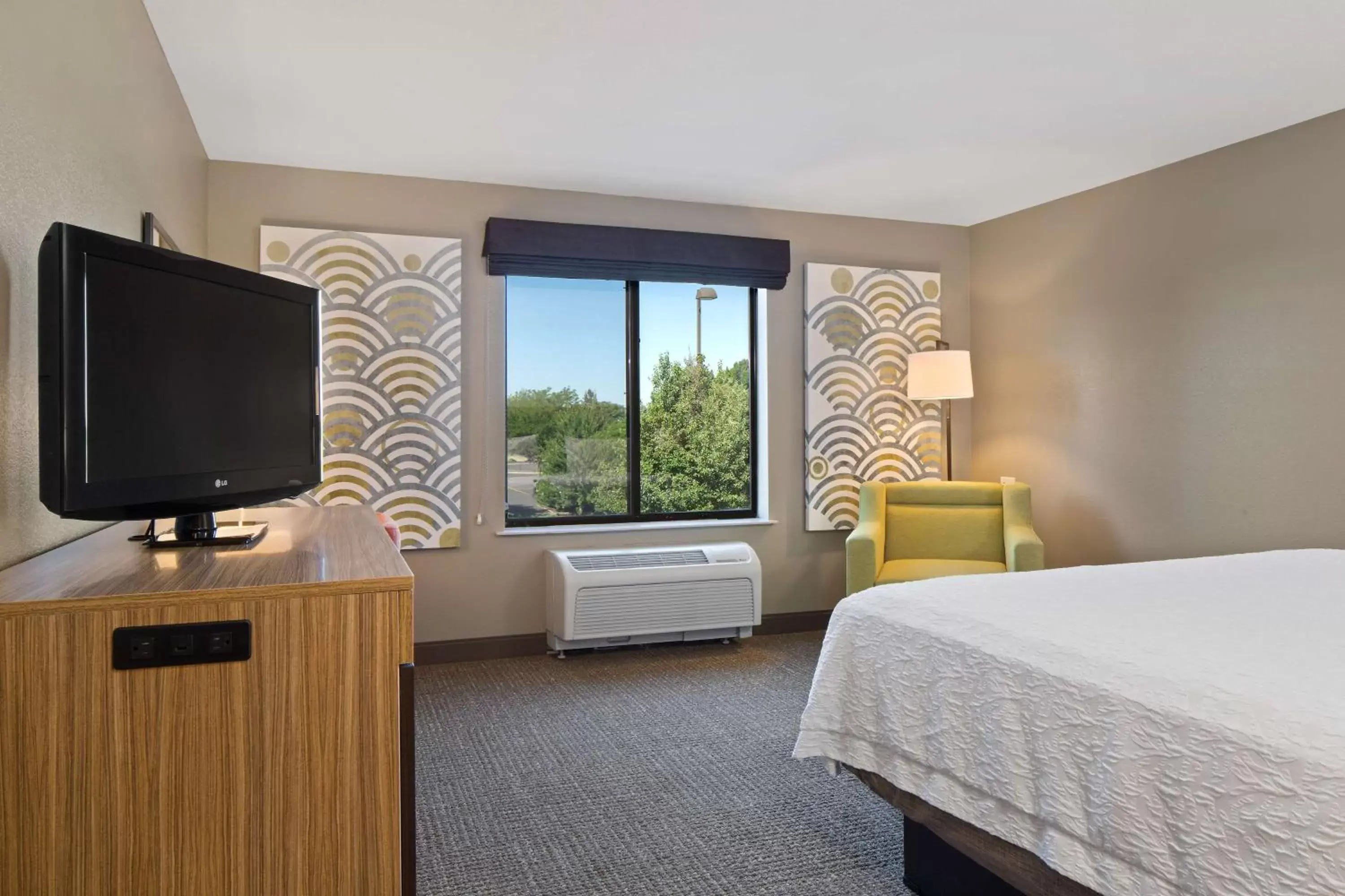 Bed, TV/Entertainment Center in Hampton Inn & Suites by Hilton Walla Walla