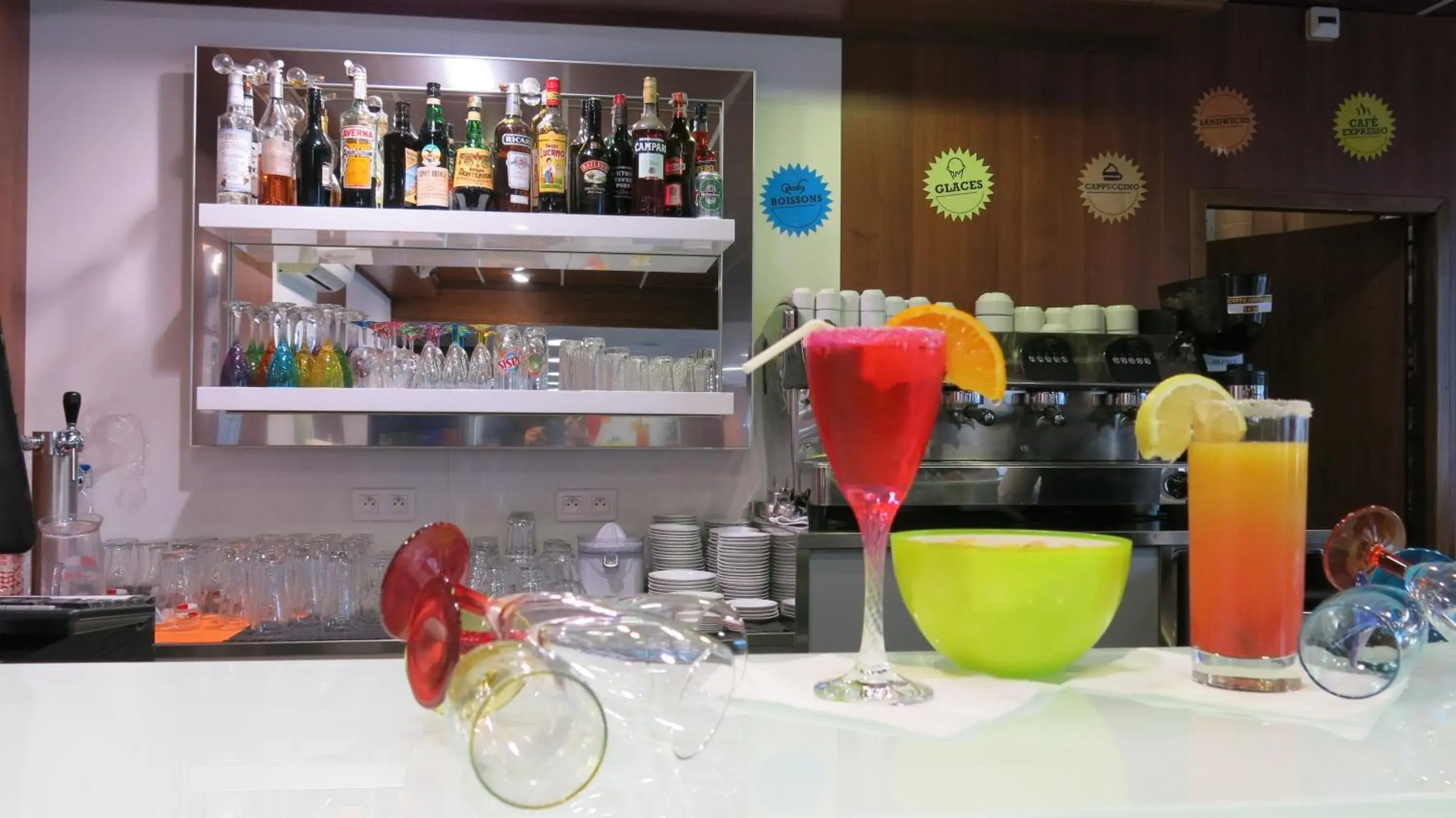 Lounge or bar, Drinks in Hôtel La Source