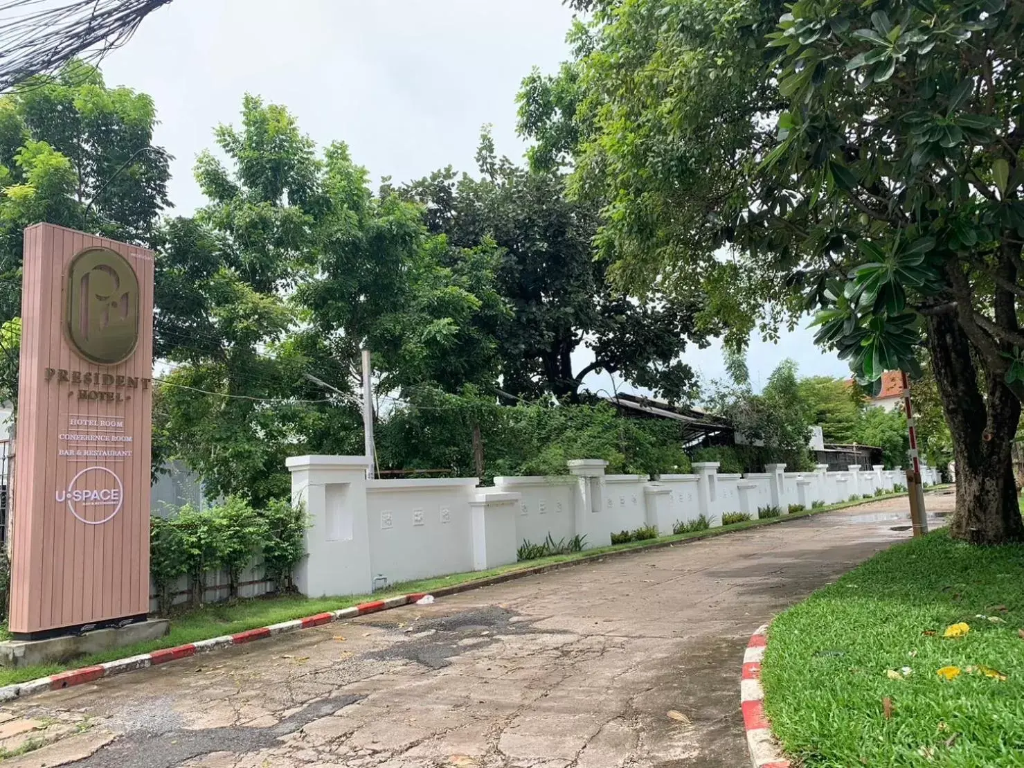 Facade/entrance in President Hotel Udonthani