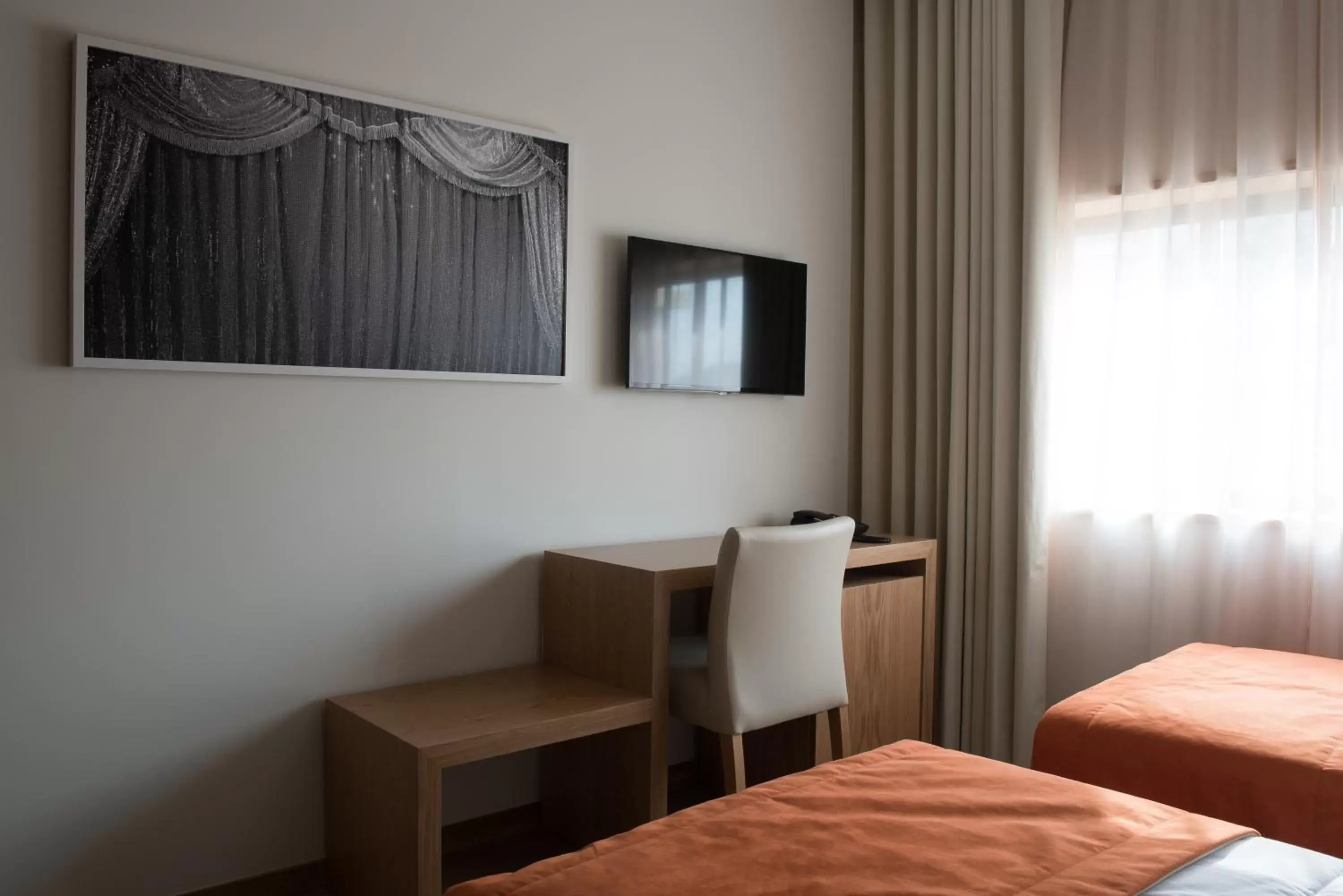 TV and multimedia, Bed in Porto Coliseum Hotel