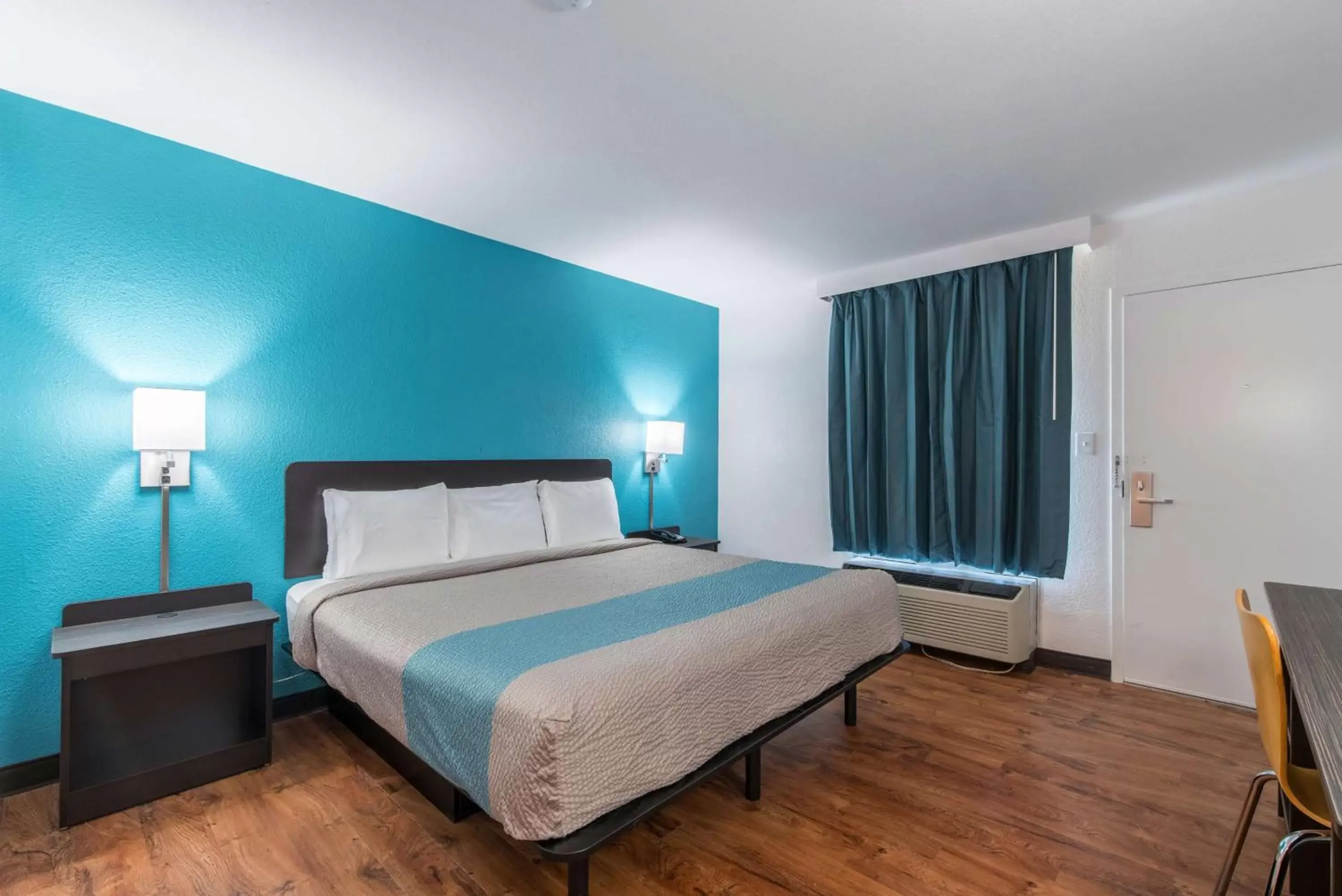 Photo of the whole room, Bed in Motel 6-Hamilton, AL
