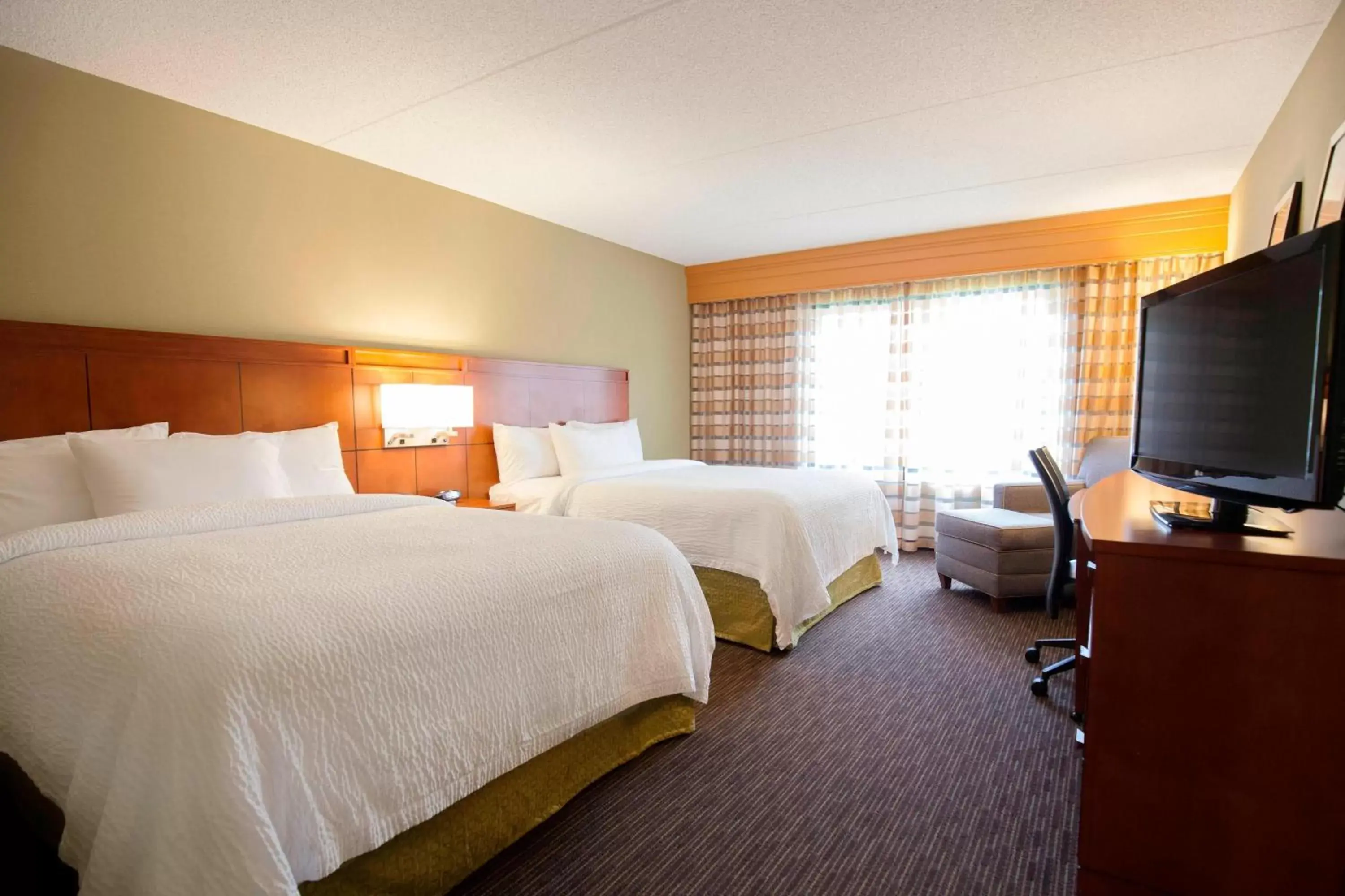 Photo of the whole room, Bed in Courtyard by Marriott Ithaca Airport/University