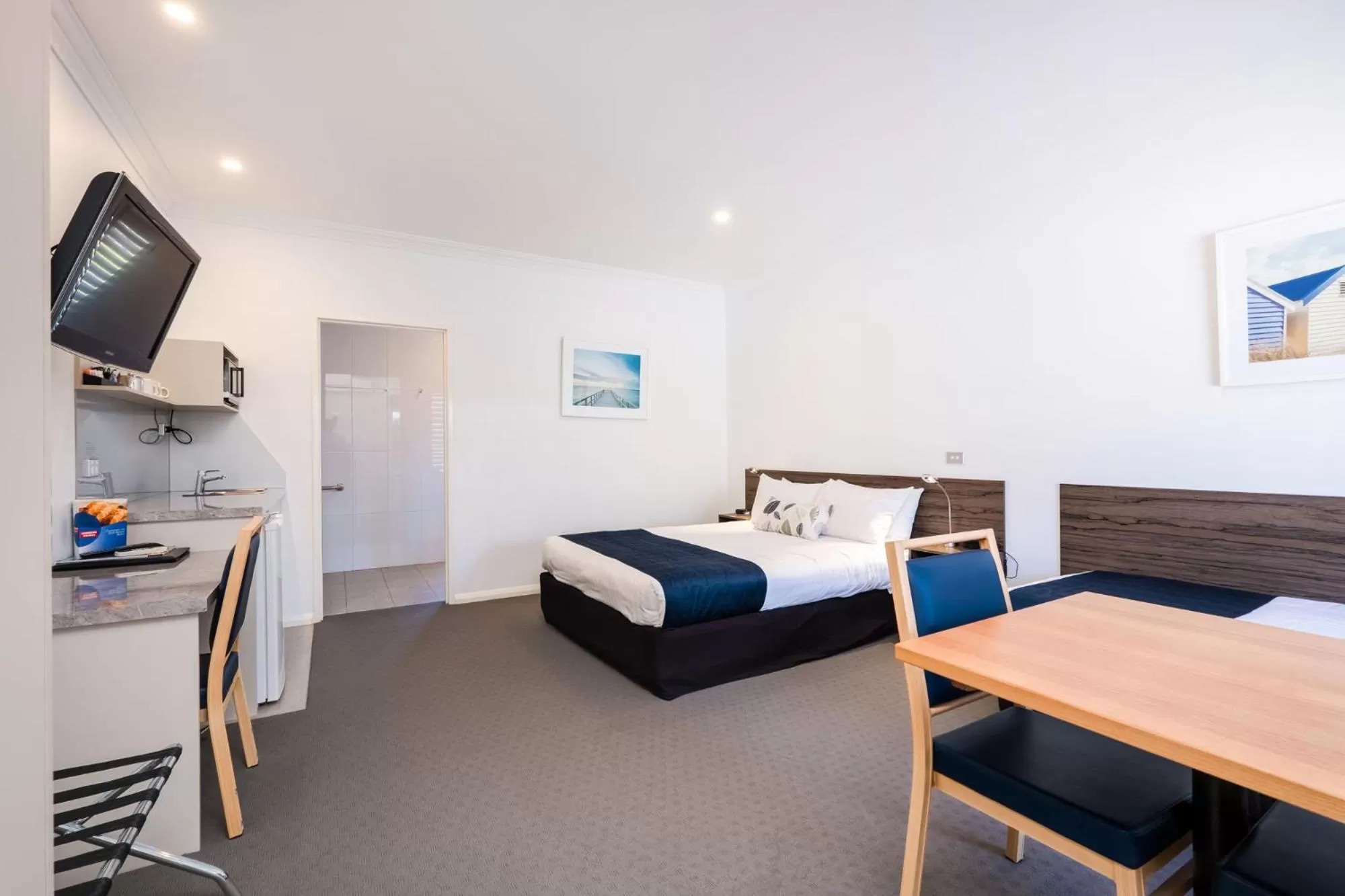 Photo of the whole room, Bed in Commercial Golf Resort