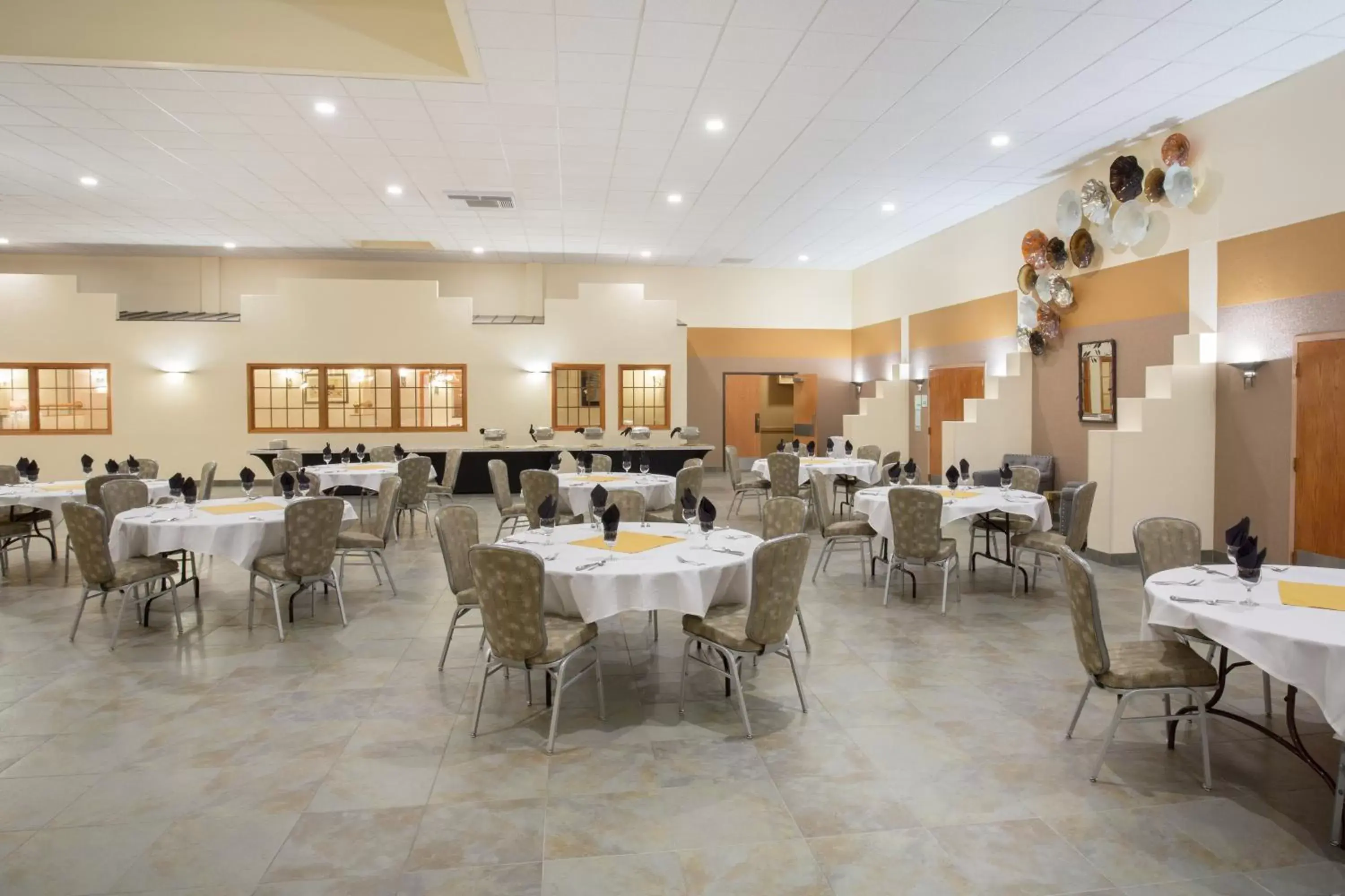 Banquet/Function facilities, Restaurant/Places to Eat in Holiday Inn Riverton-Convention Center, an IHG Hotel